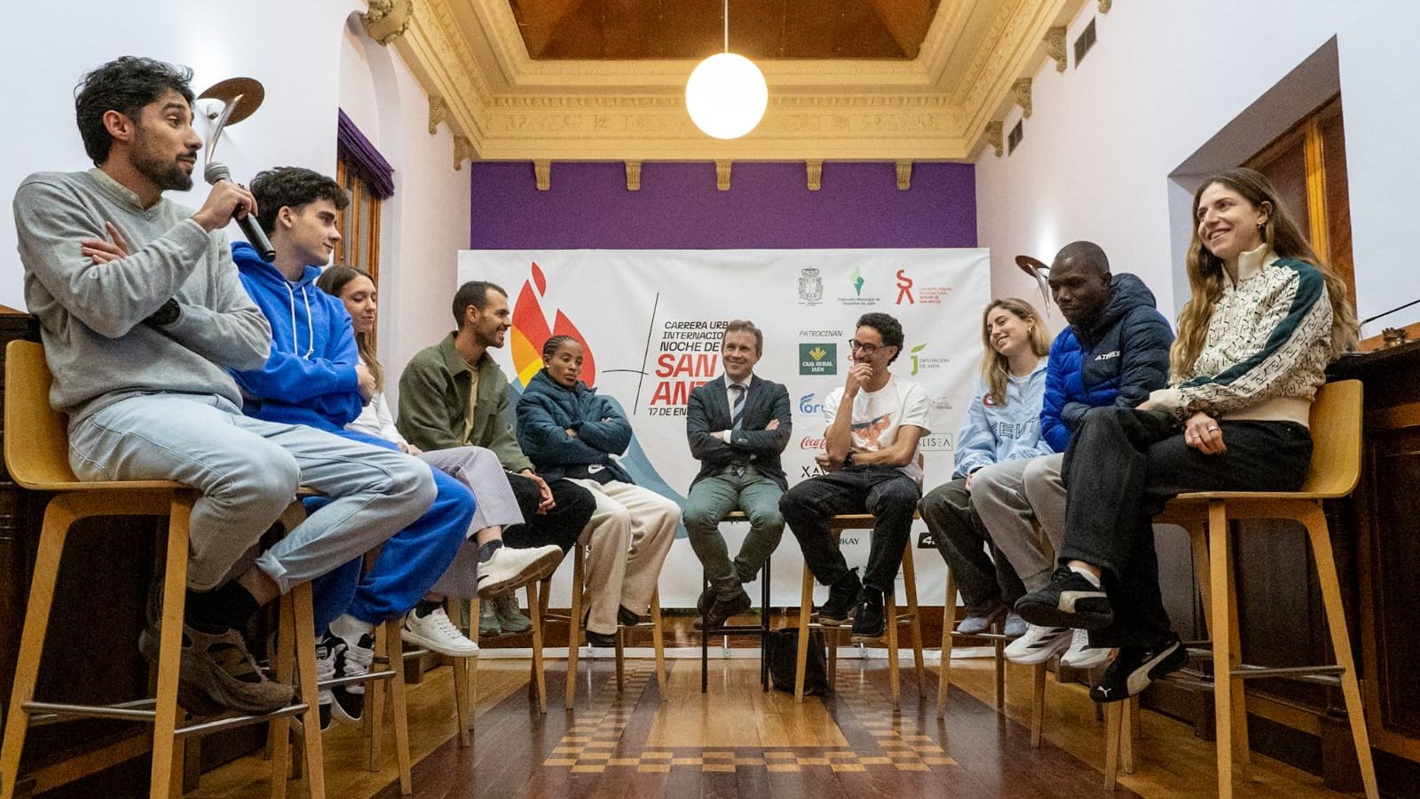 Momento del coloquio entre atletas de élite en el salón de plenos del Ayuntamiento de Jaén.