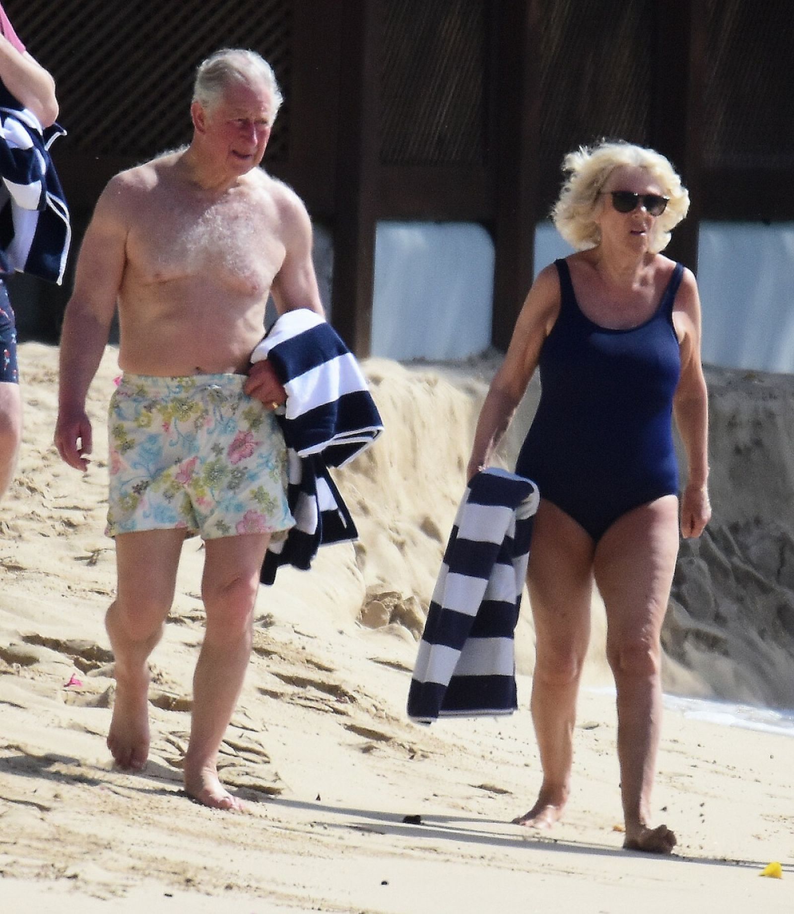 Carlos y Camila, antes de darse un chapuzón en una playa de Barbados.