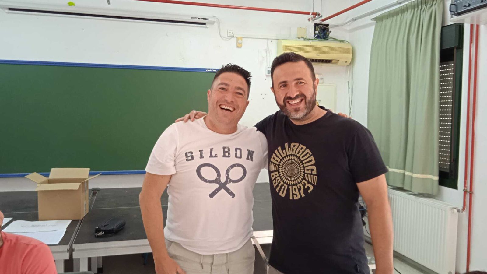 Ángel y Manuel durante la jornada electoral.