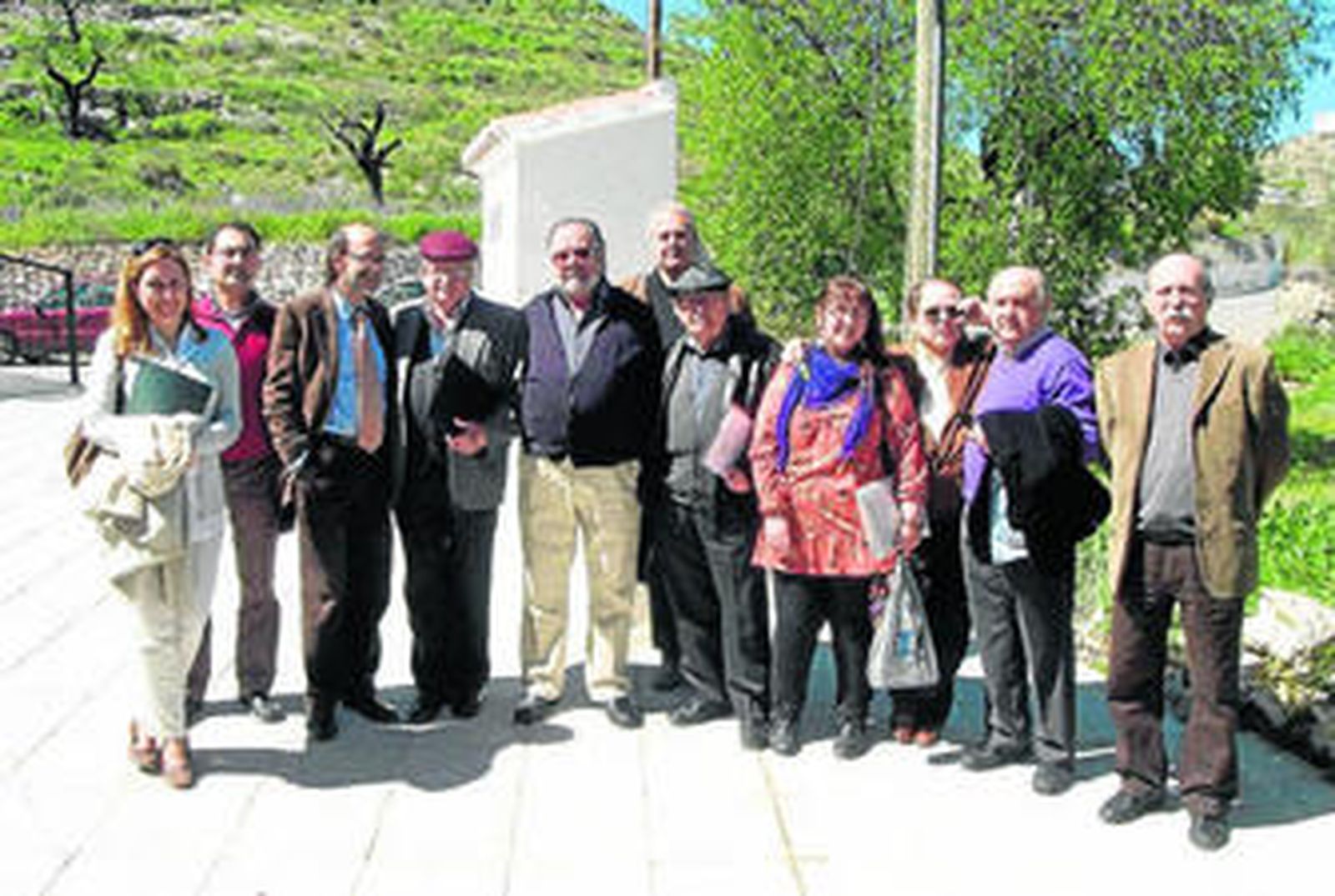 Julio Alfredo Egea, Rafael Guillen y Ángel García López con algunos de los participantes en el Encuentro ayer en Uleila.