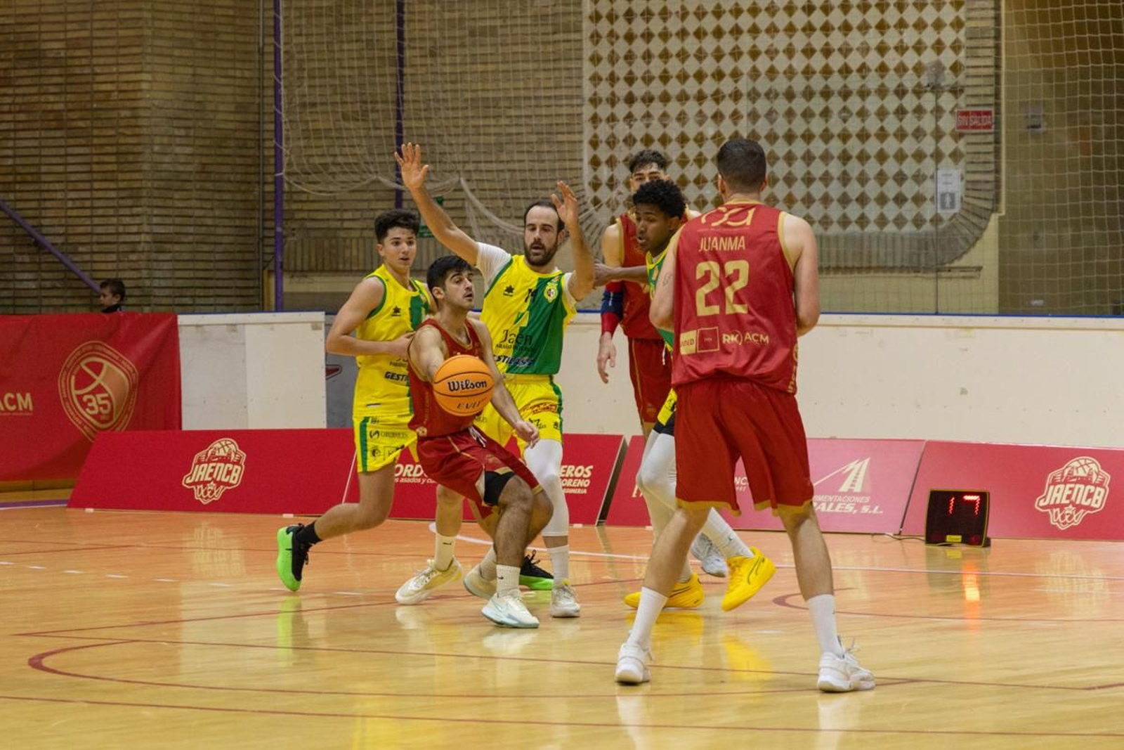 La Salobreja vibra con el derbi de la capital entre Jaén CB y Jaén FS, en imágenes
