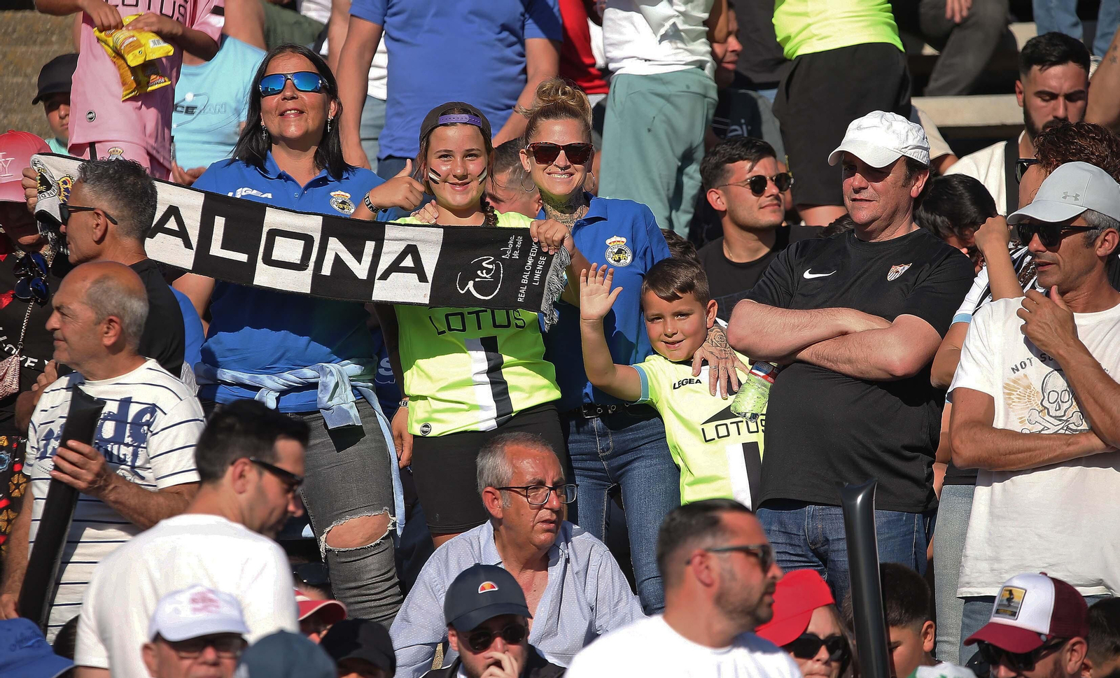 Fotos de la afición durante el Balona - Algeciras en el estadio municipal de La Línea