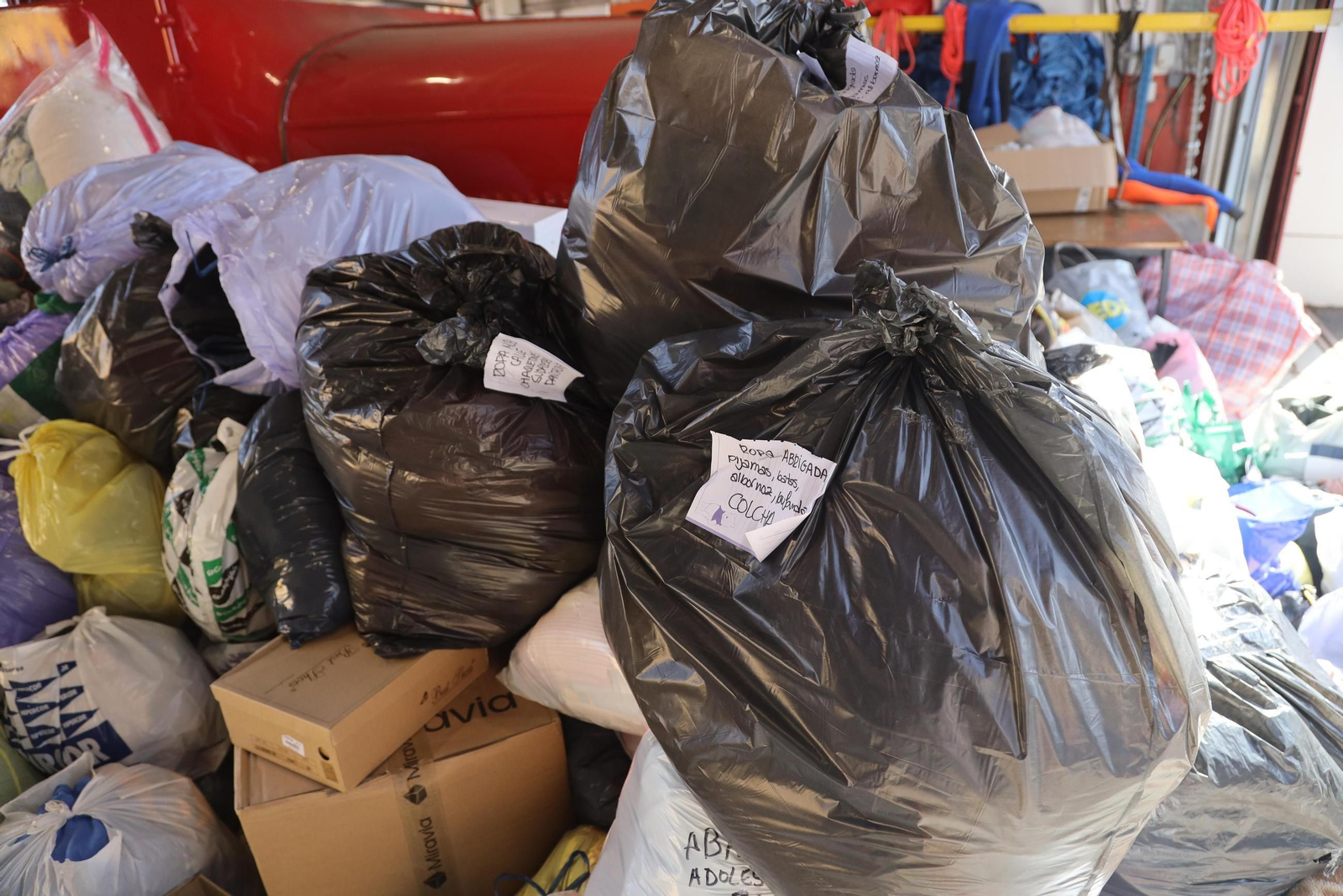 Donaciones en los parques de bomberos de Málaga para Valencia