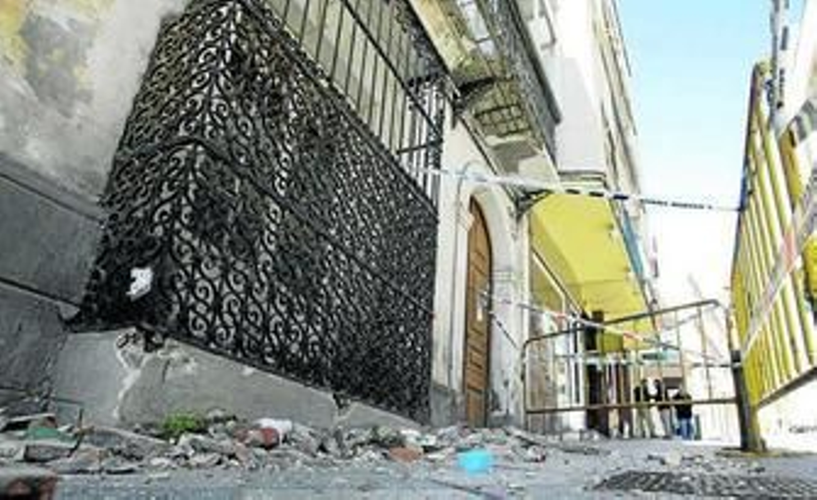 Imagen de la fachada acordonada donde se observan los restos desprendidos.