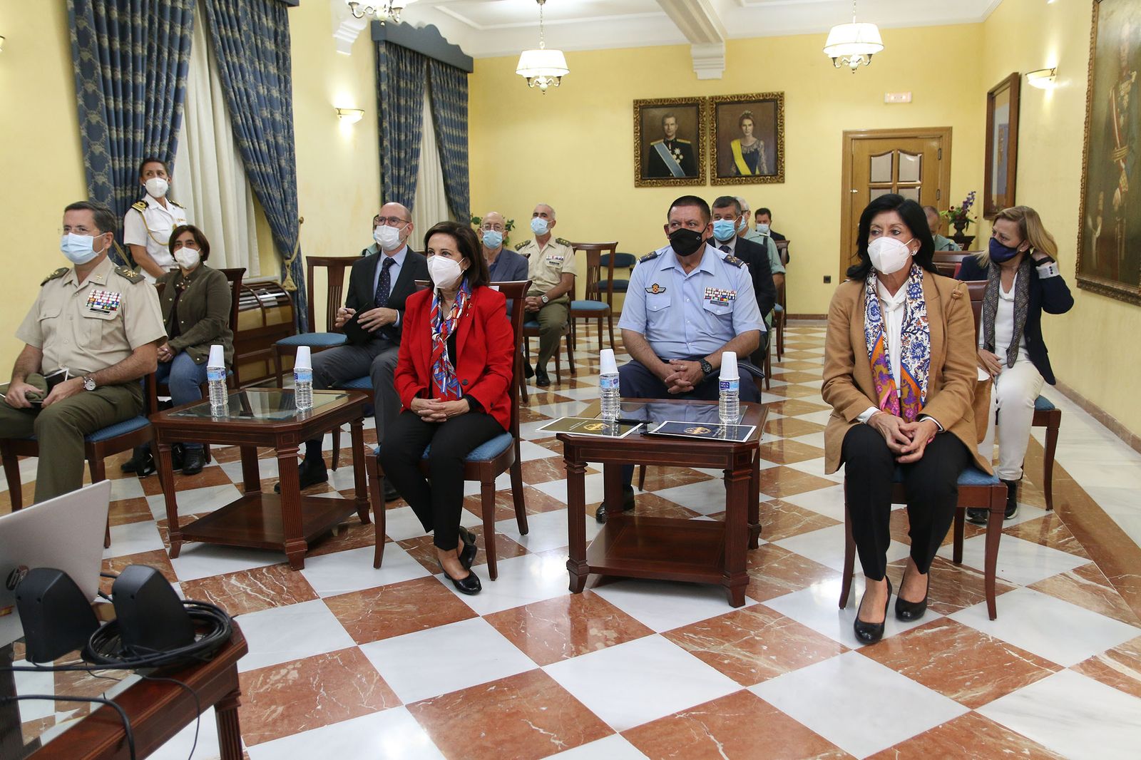 Fotogalería de la ministra de Defensa, Margarita Robles, a La Legión