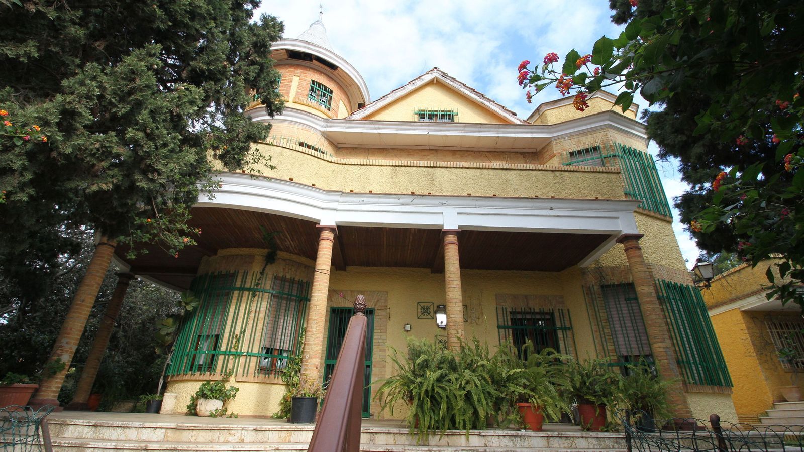 Lateral de la fachada principal del chalet de Mackay.