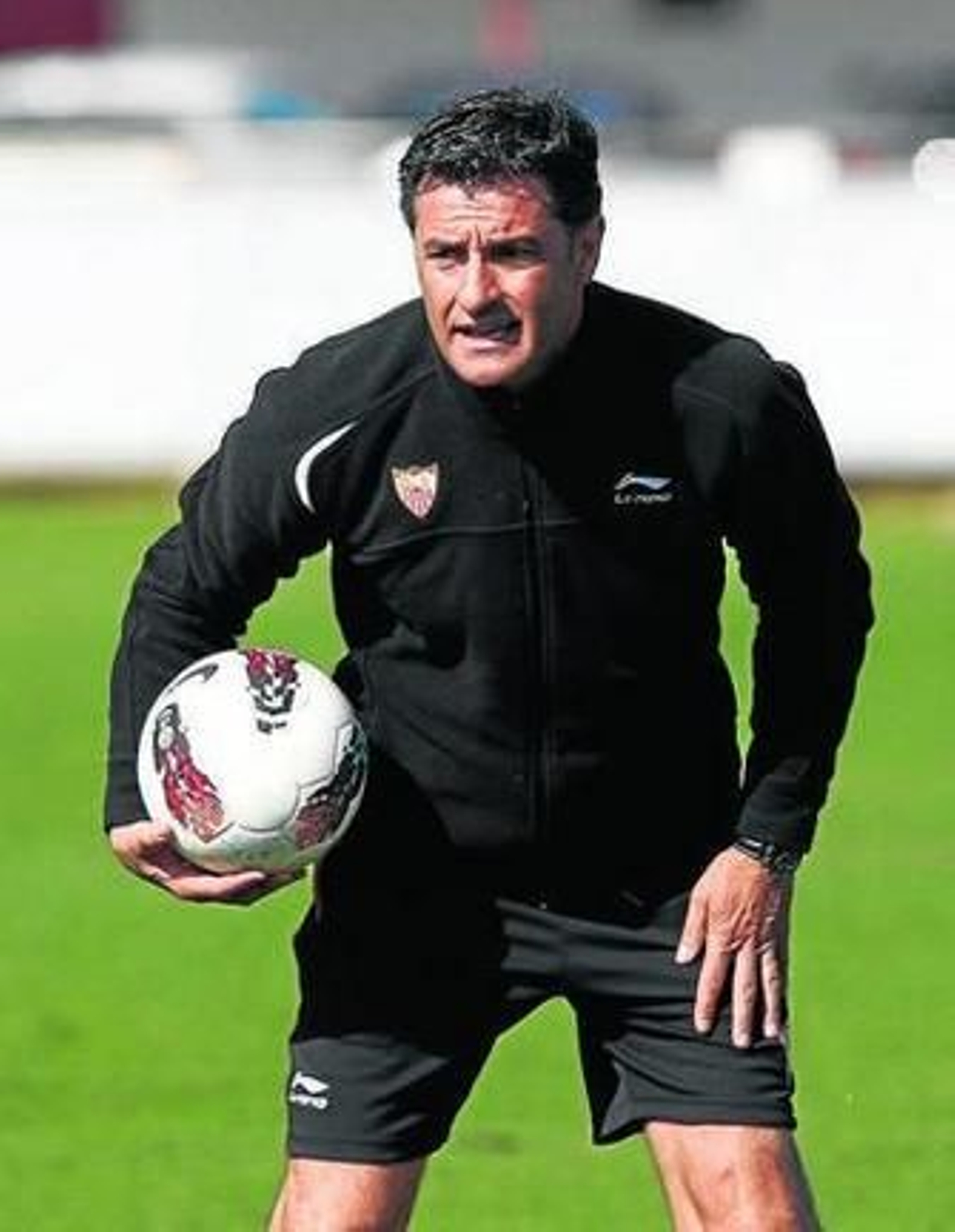 Míchel, atento a los suyos en una jornada de entrenamiento.