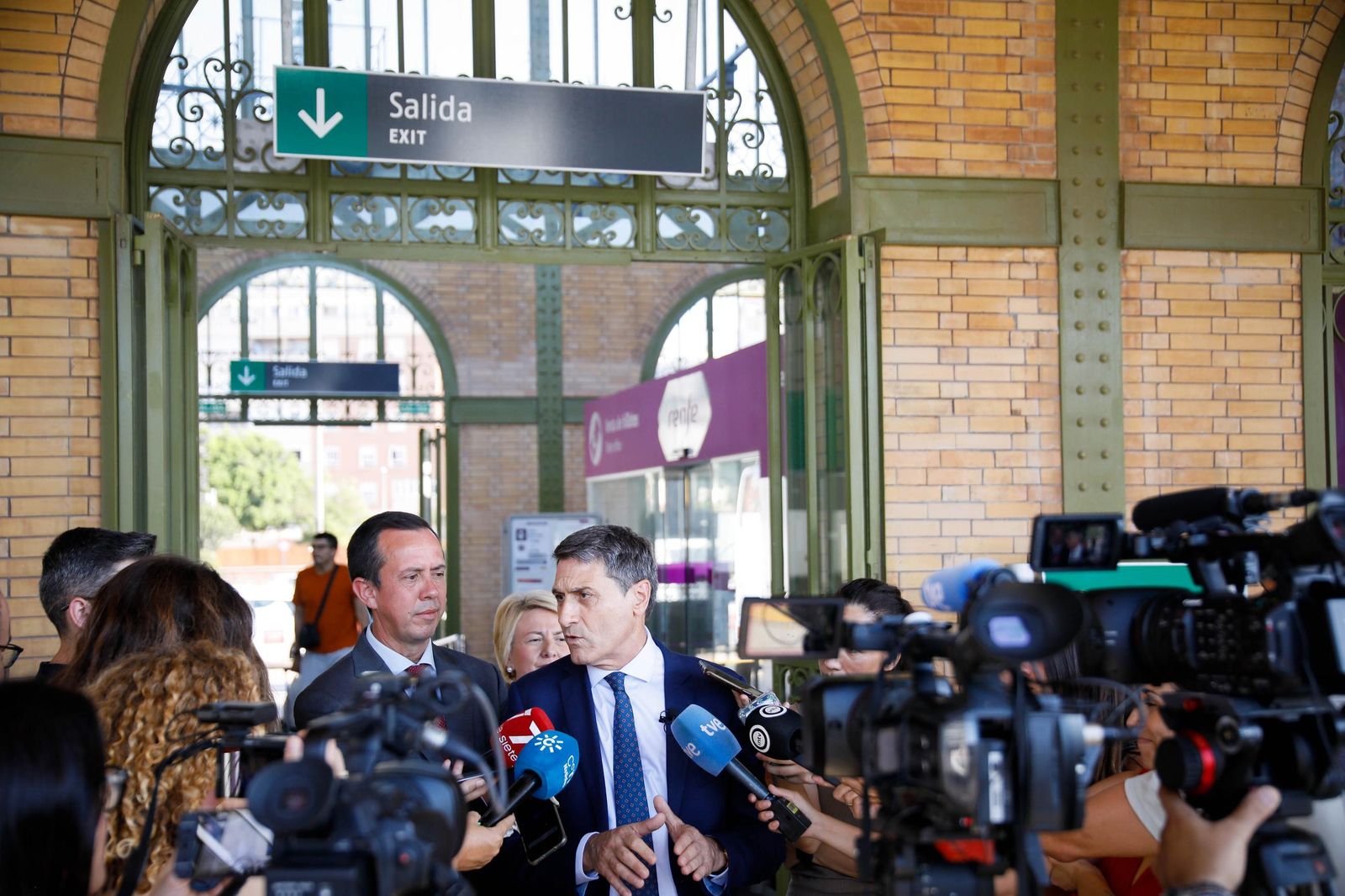 El delegado del Gobierno, Pedro Fernández, visita la estación histórica de Renfe en Almería, en imágenes