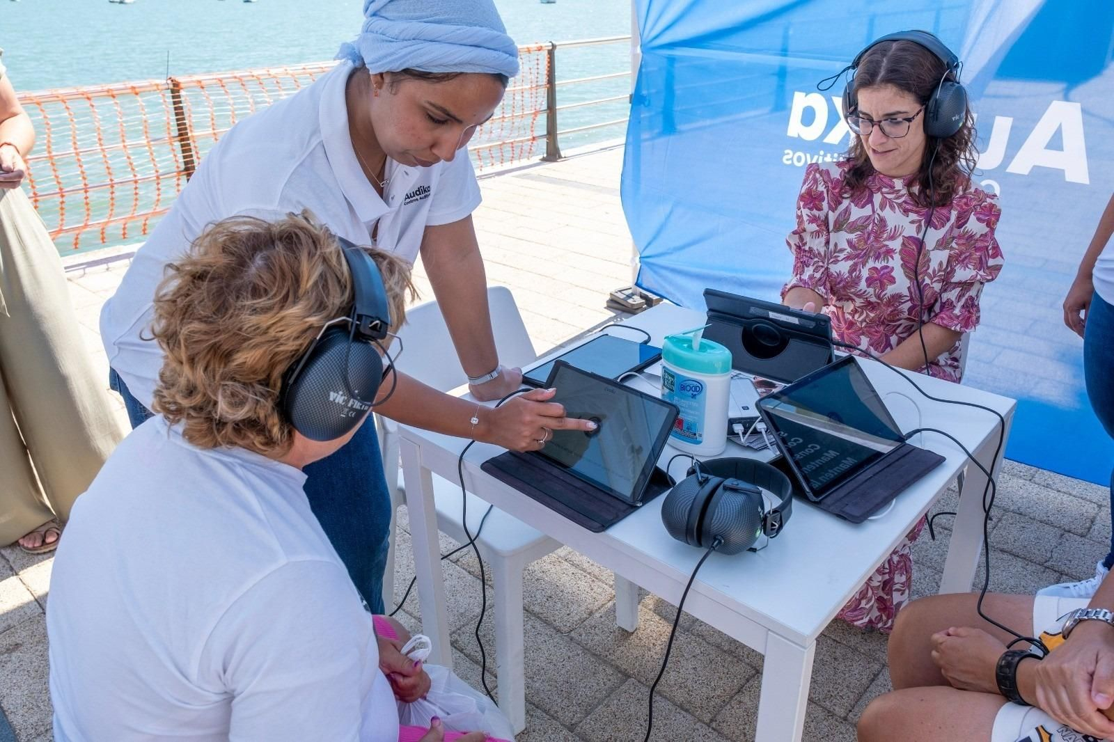 Una persona prueba su audición en la carpa de Audika.