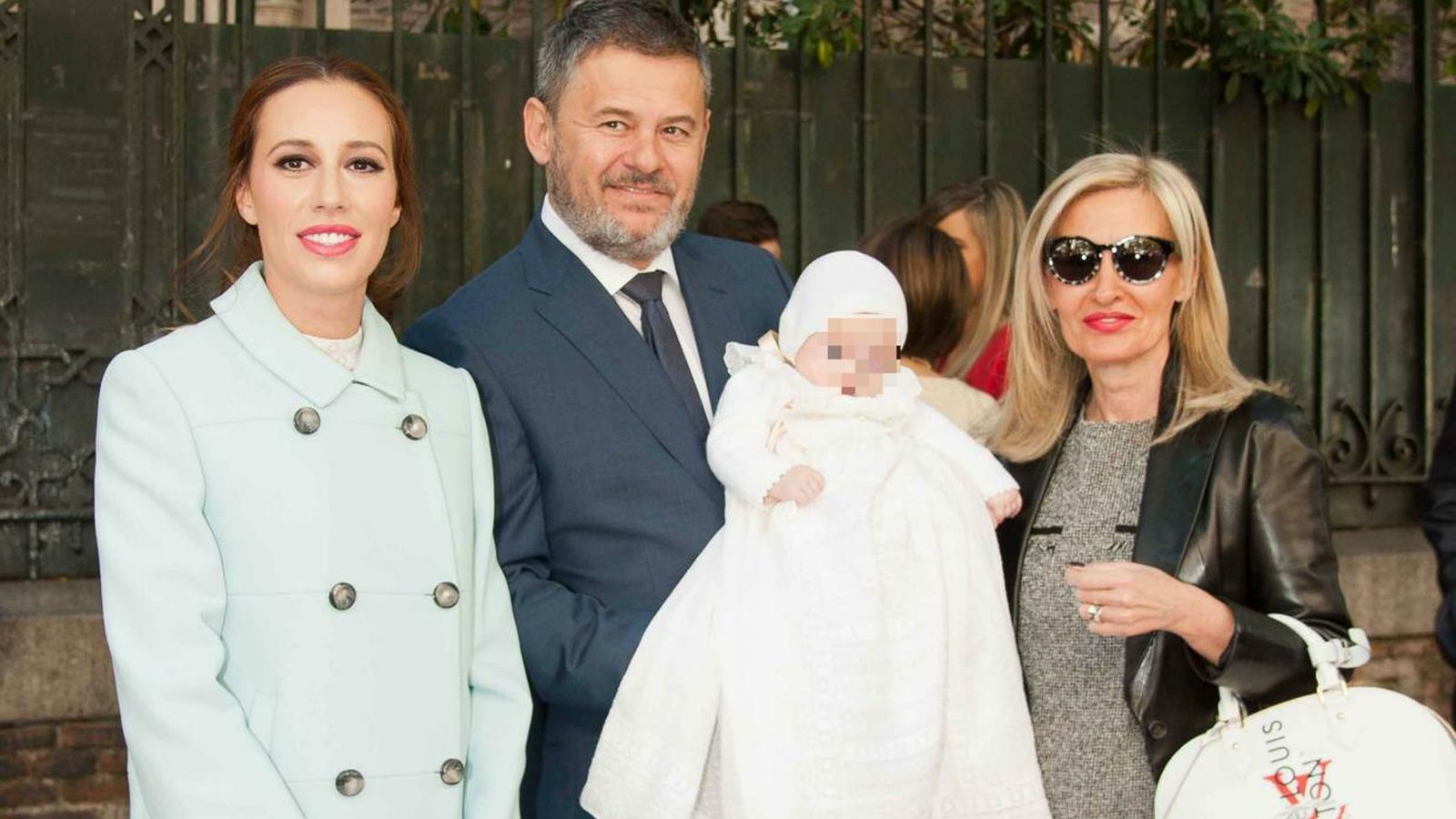 Carola, Miki y su ex suegra Carmen, en el bautizo de la hija de la pareja en 2015.