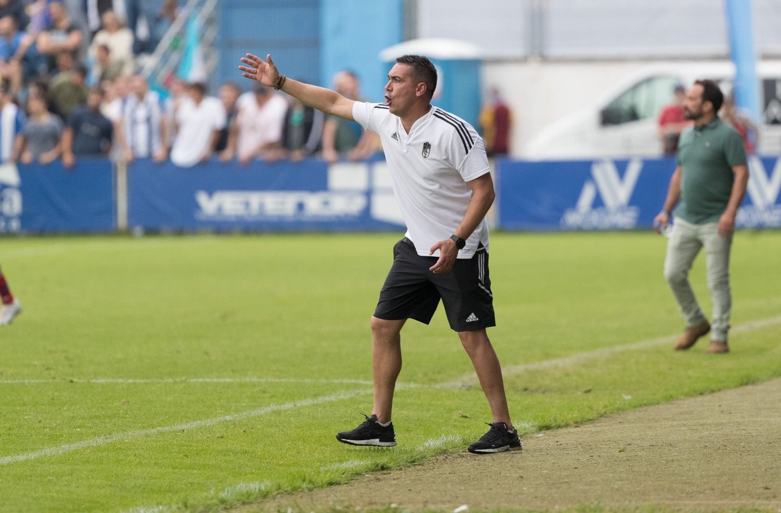 Milla da instrucciones durante el partido.