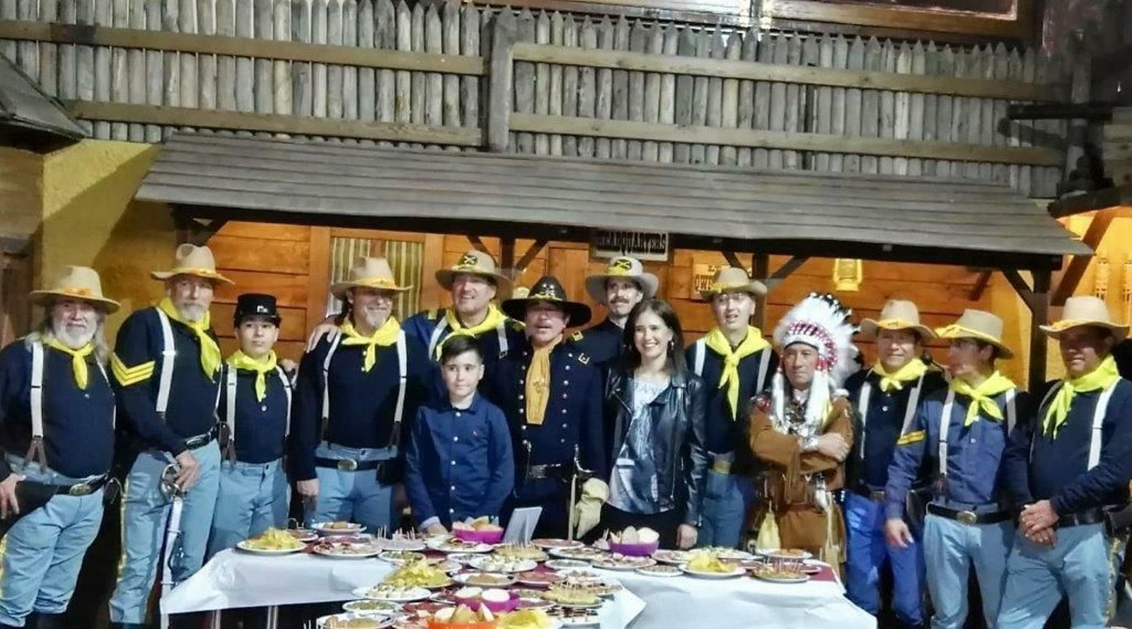 Los miembros del Almería Western Museo del Cine con el atrecista Diego Rodríguez.