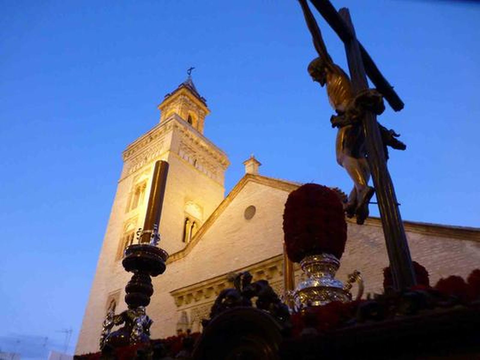 El Cristo del Perdón, crucificado más propio de Semana Santa que de los días de Gloria, sale del Monasterio de Nuestra Señora del Socorro.

Foto: Ruesga Bono