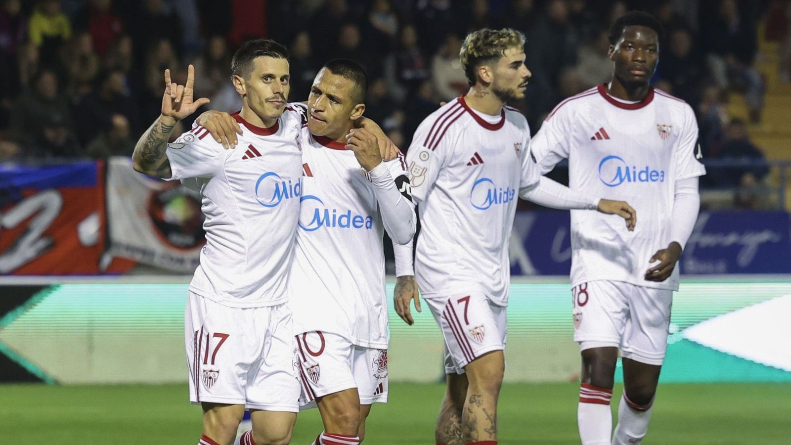 Alfon celebra su gol al Extremadura en la Copa junto Alexis.