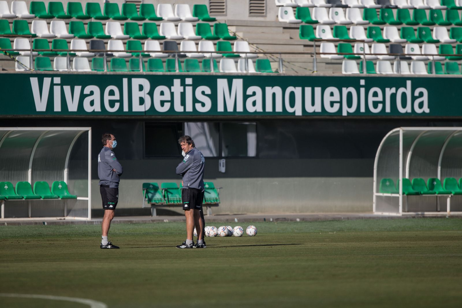 Pellegrini dialoga con su cuerpo técnico en un entrenamiento.