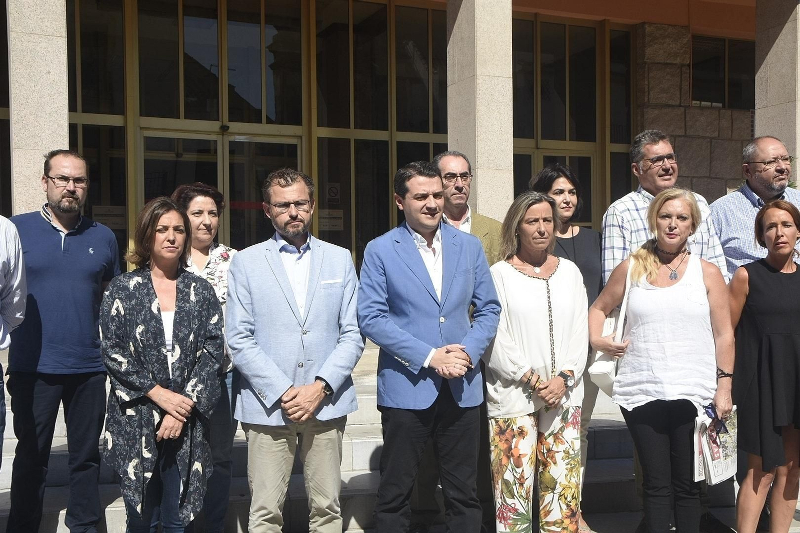 Un momento de la concentración en la puerta del Ayuntamiento.