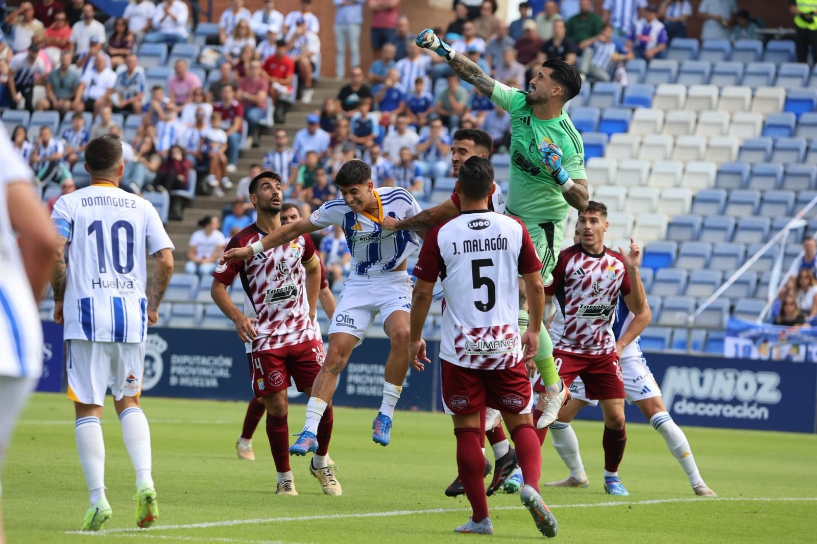 De la Calzada sale para despejar de puños un balón.