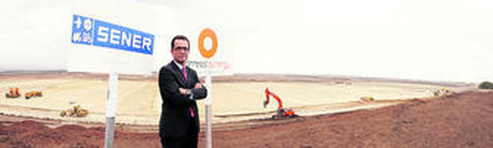 El gaditano Ignacio Grimaldi, en un alto del terreno de San José del Valle que se está preparando para instalar el campo solar de Torresol Energy.