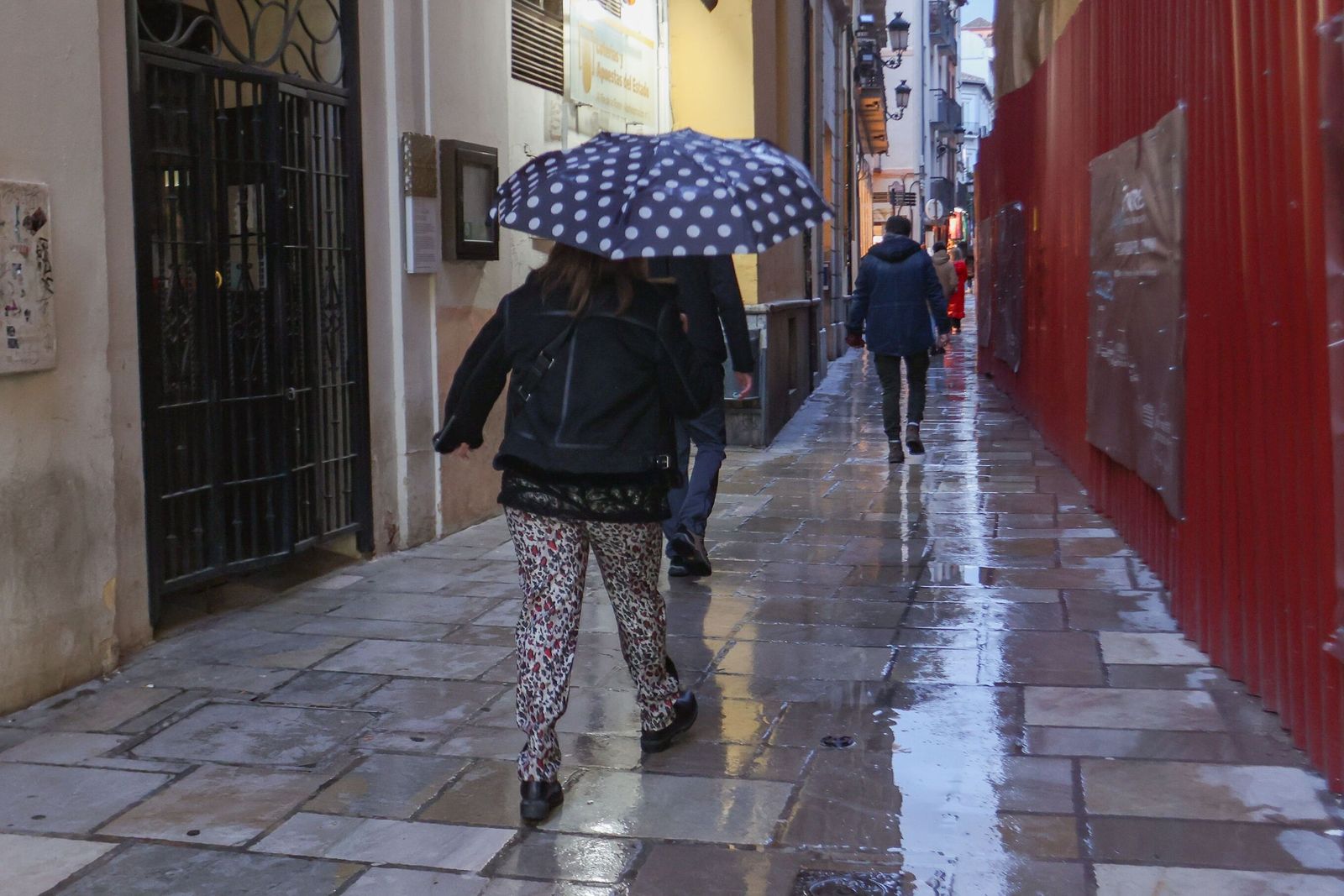 Una persona se protege de la lluvia con un paraguas en Granada.