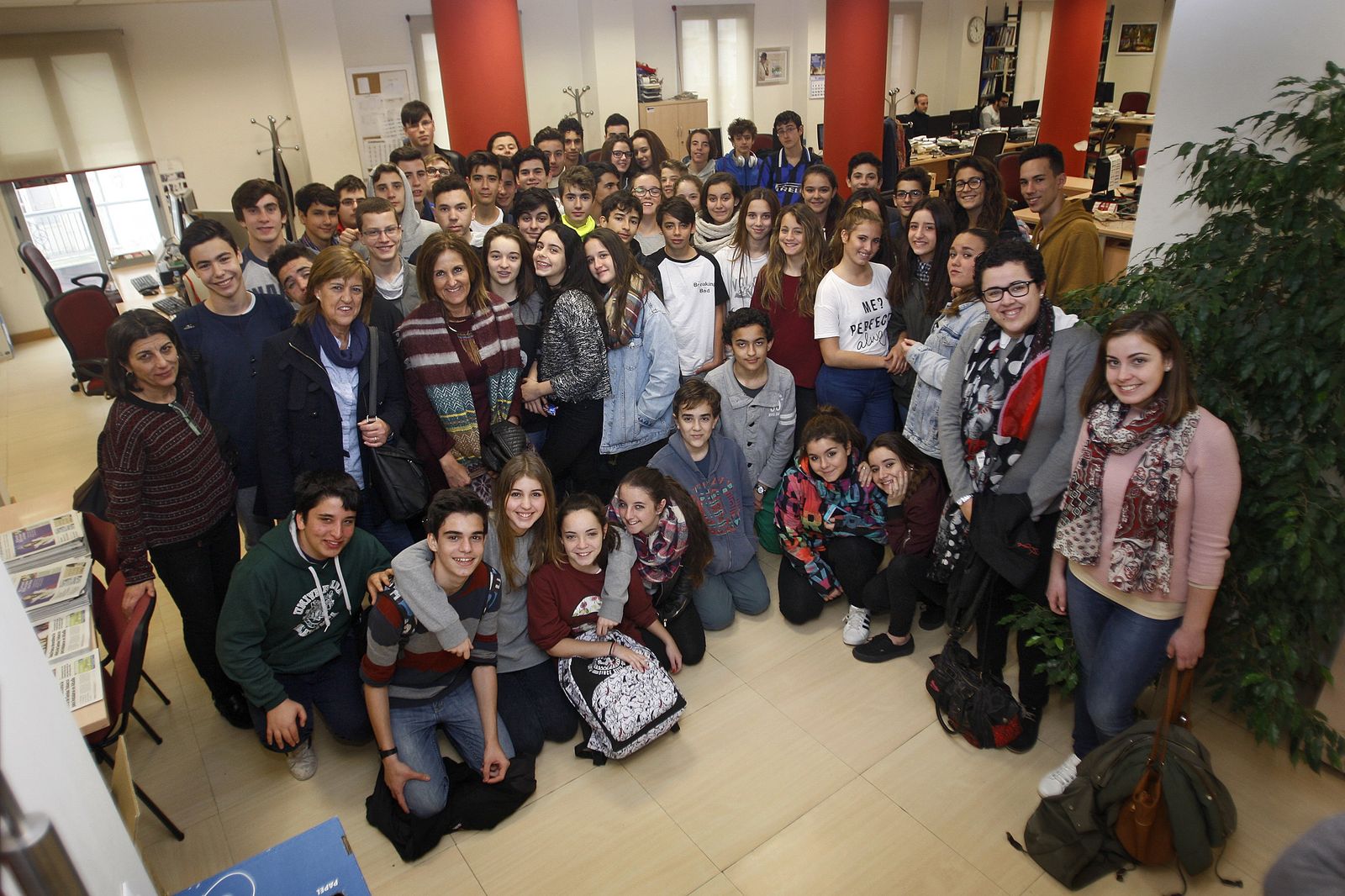 Alumnos del IES Cortadura visitan la sede del Diario (5-2-2016)