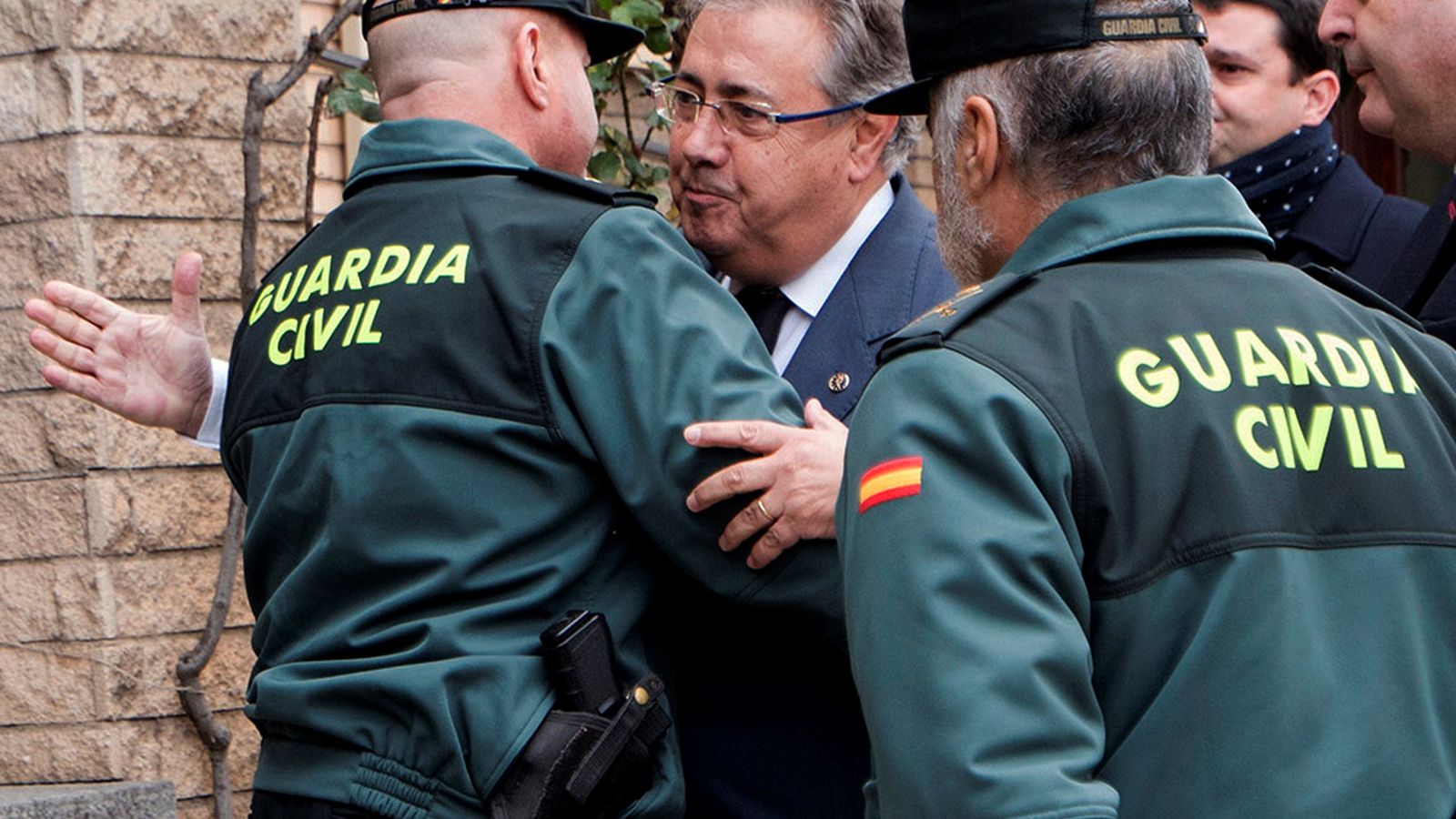 El ministro del Interior, Juan Ignacio Zoido, a su llegada al Cuartel de la Guardia Civil de Alcañiz, donde se reunió con las familias de los dos guardias civiles asesinados.