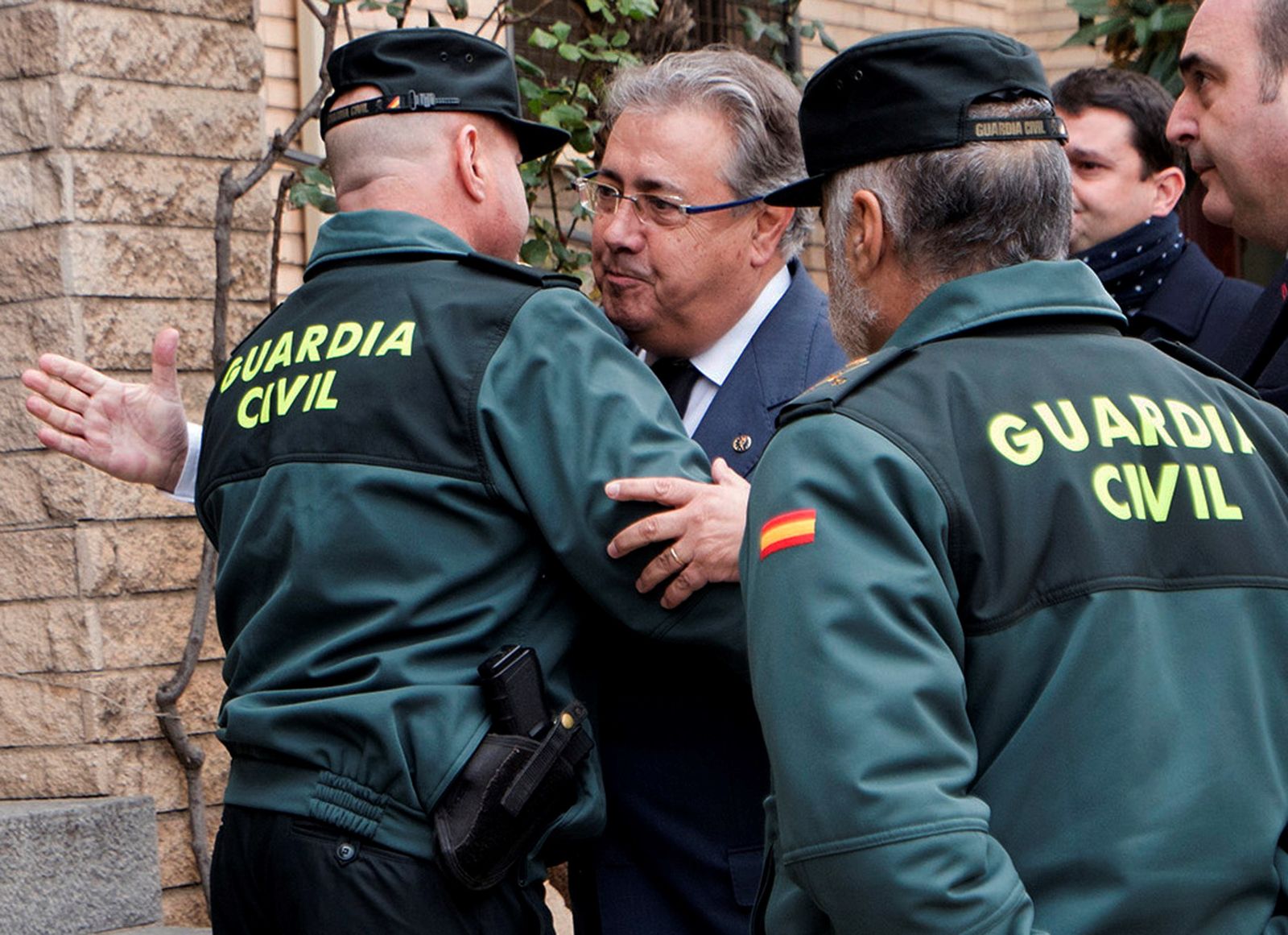 El ministro del Interior, Juan Ignacio Zoido, a su llegada al Cuartel de la Guardia Civil de Alcañiz, donde se reunió con las familias de los dos guardias civiles asesinados.