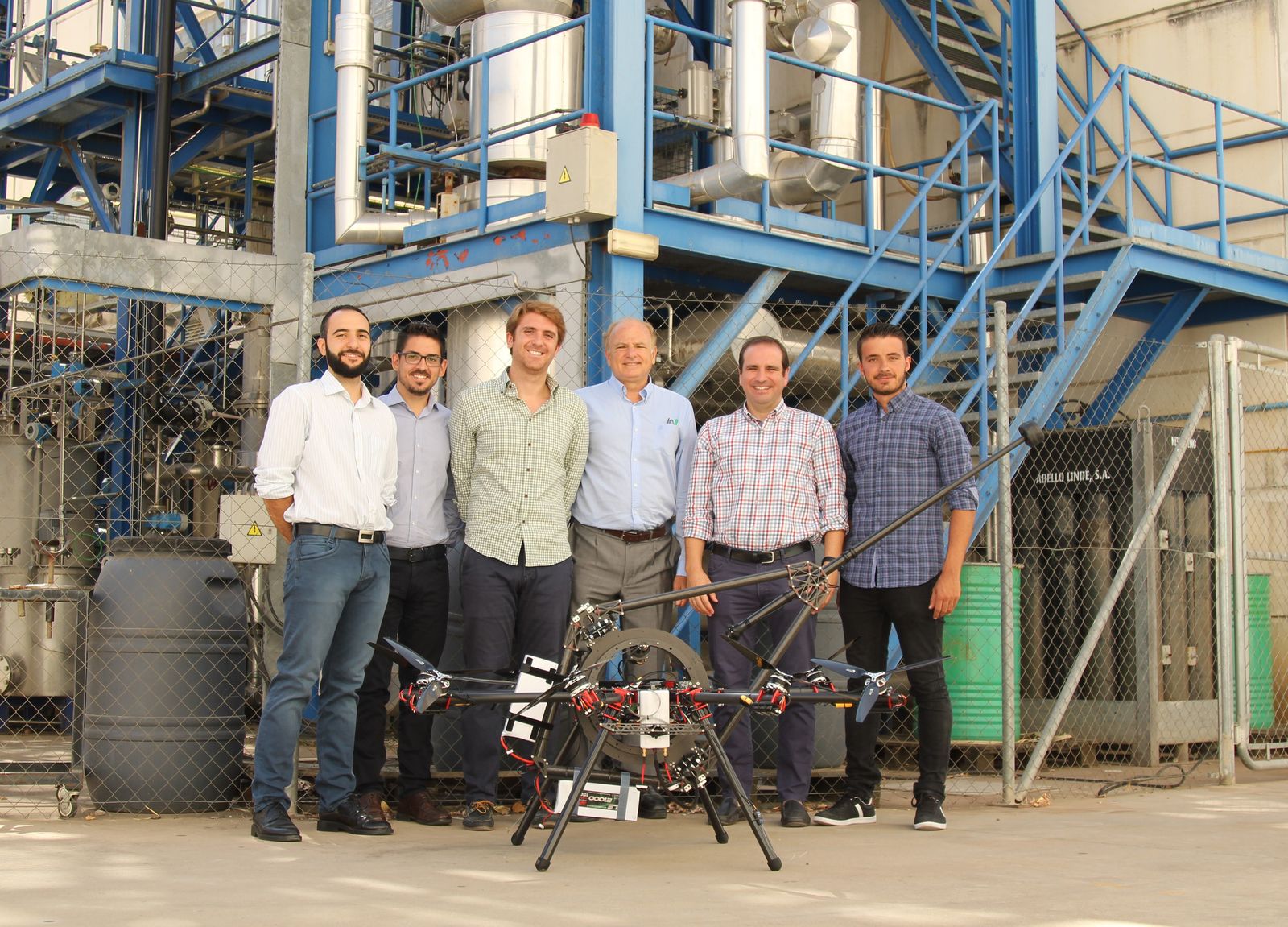 El grupo de ingenieros sevillanos con el dron.