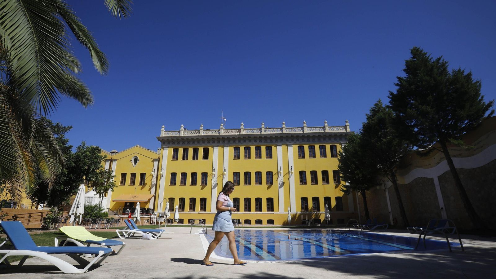 Antigua fábrica de la colonia restaurada en un hotel.