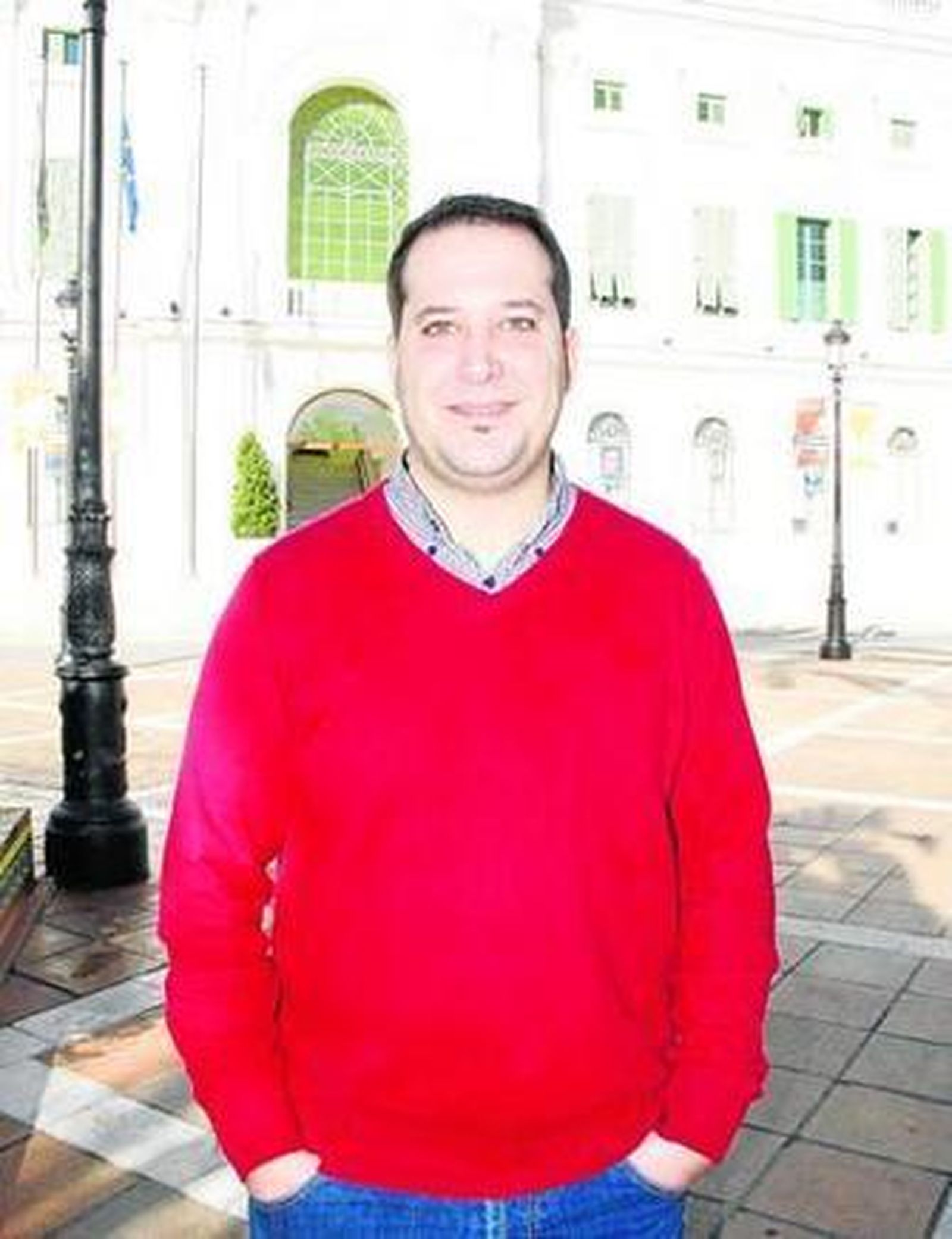 El alcaldable de IU, Antonio Fernández Sancho, frente al Ayuntamiento de la Plaza de Isaac Peral.