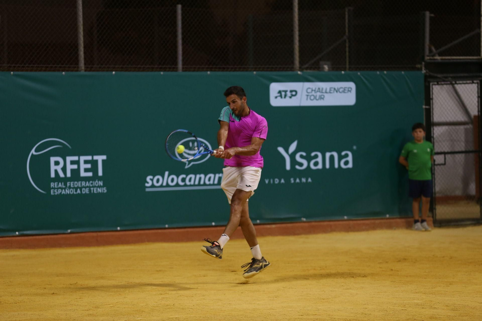 Javier Barranco golpea de revés en su partido contra el argentino Trungelliti.