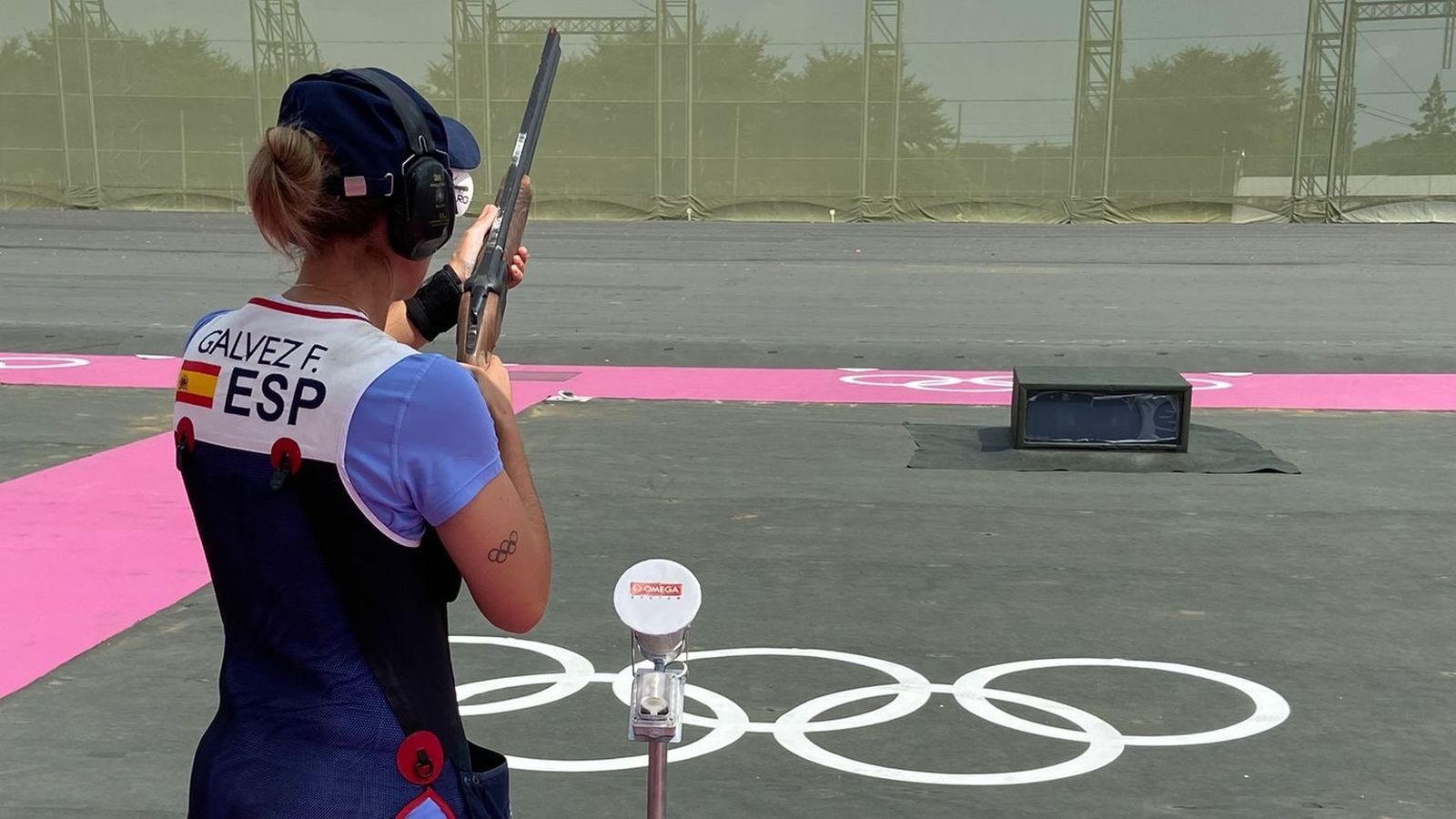 Fátima Gálvez se prepara para un disparo en uno de sus entrenamientos en Tokio.