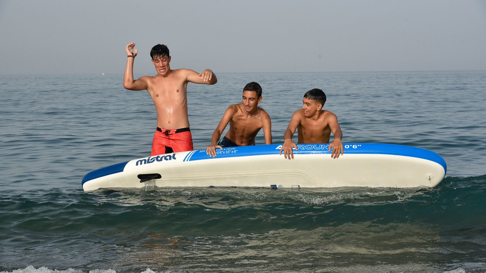 Las fotos de la tarde de playa en familia en La Línea
