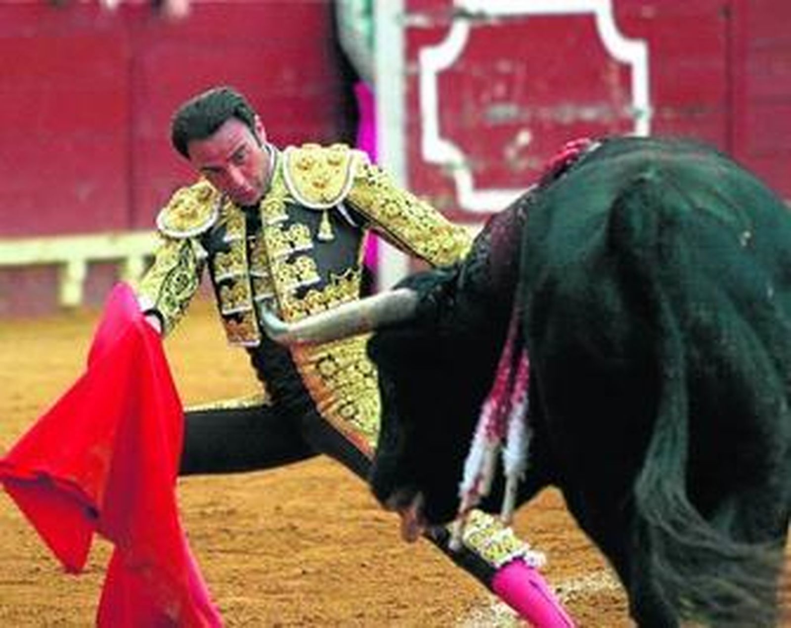 Enrique Ponce durante el recital de temple que ofreció ayer en El Puerto sobre la mano derecha.