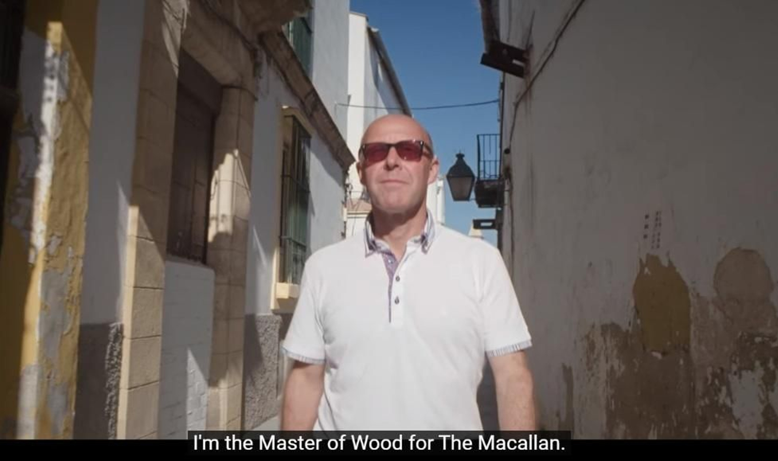 Stuart McPherson, Master of Wood de The Macallan, por las calles del centro.