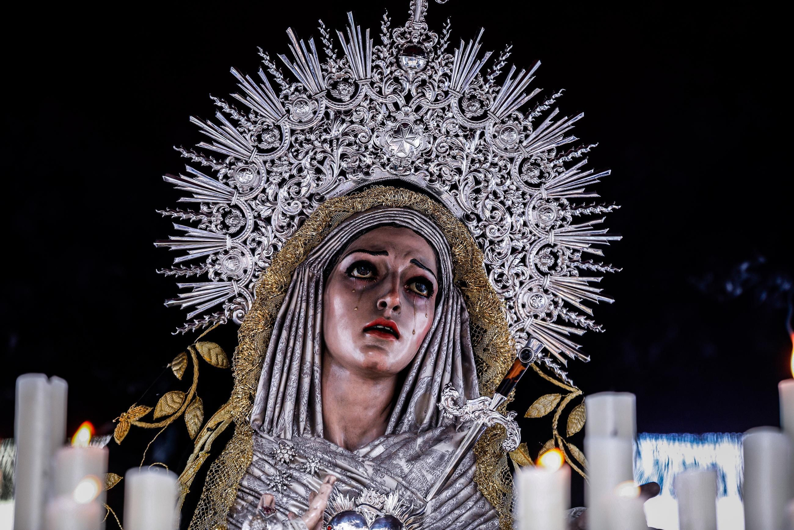 Imágenes de la salida de Desamparados en la Semana Santa de San Fernando 2025