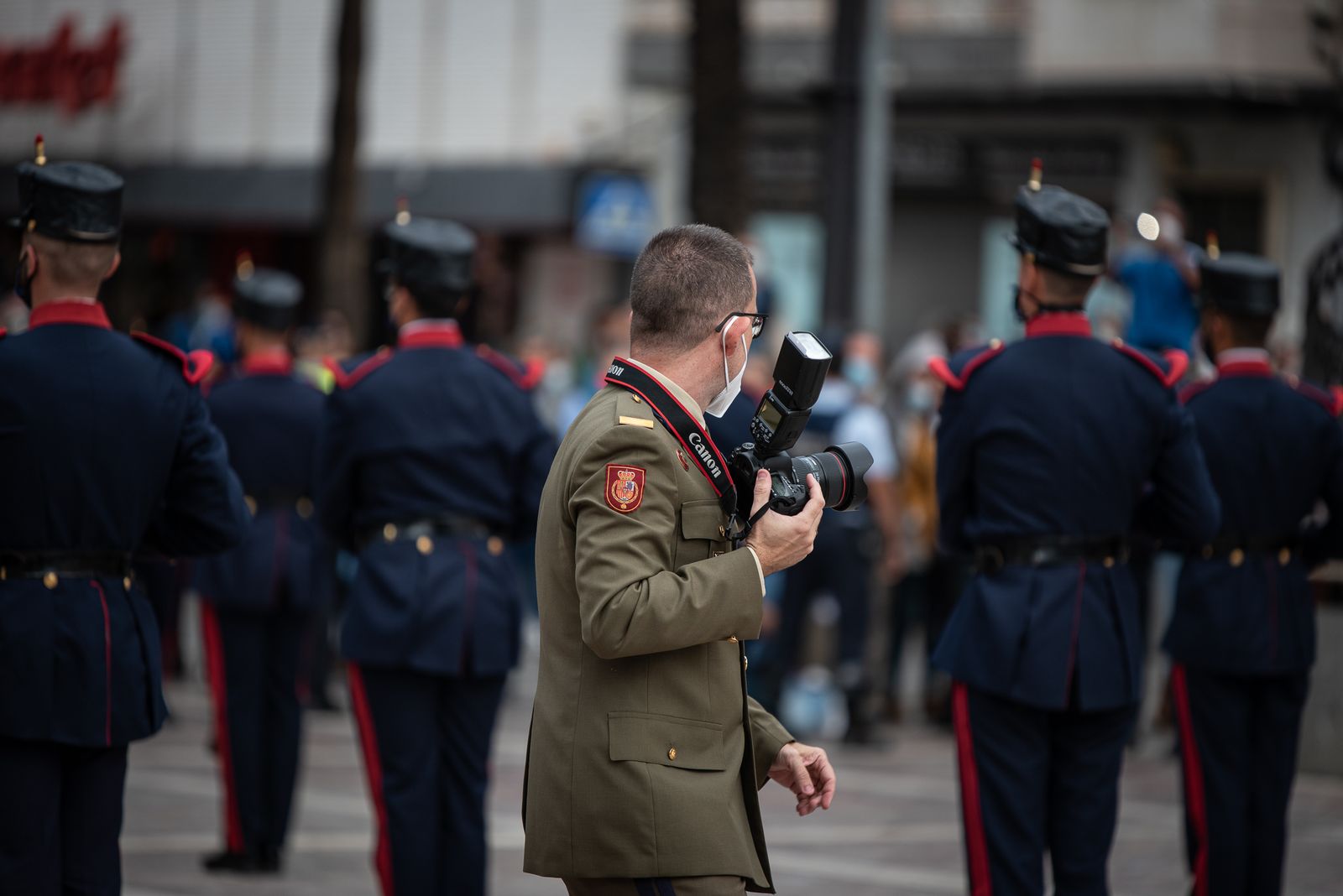 Imágenes del desfile de la Guardia Real por el centro de Huelva