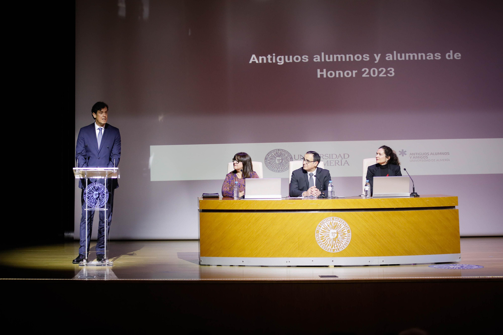 Imágenes del acto de reconocimiento a antiguos alumnos y amigos de honor en la UAL