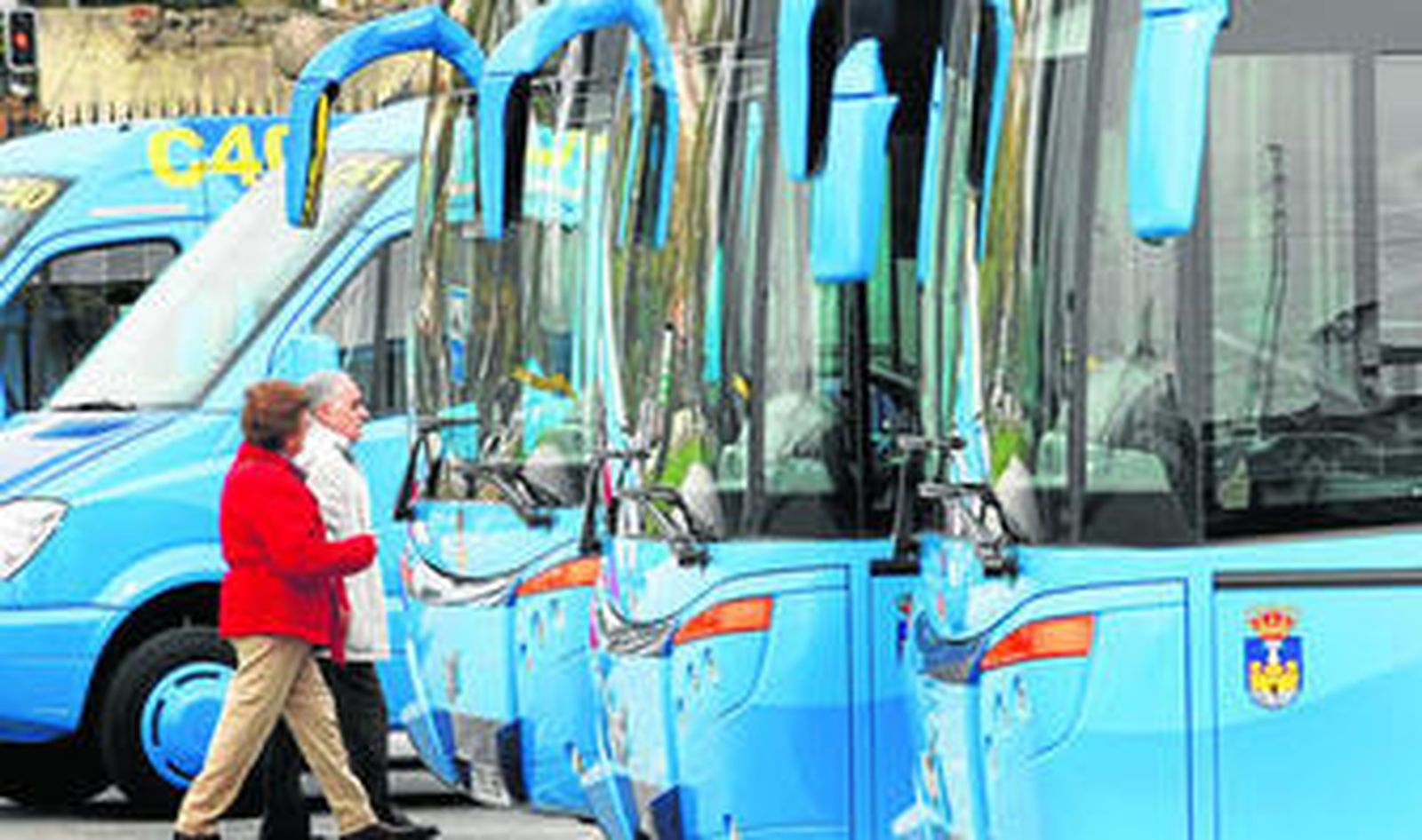Los nuevos vehículos fueron presentados ayer en la explanada del Monasterio de la Victoria.