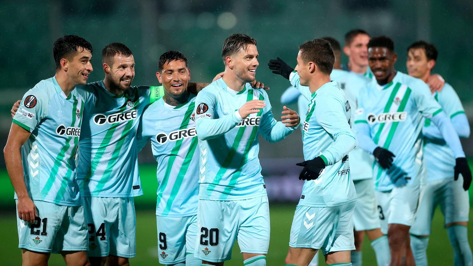 Los jugadores del Betis felicitan a Lo Celso por su gol.