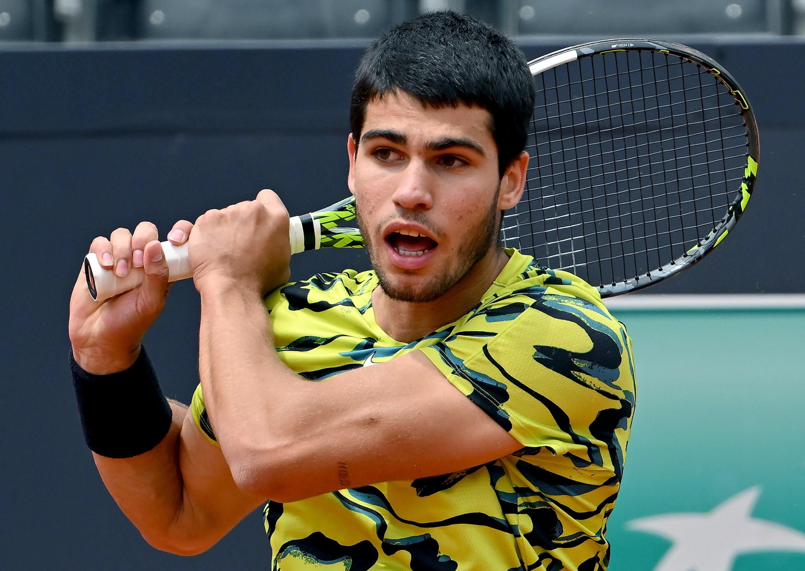 Alcaraz sigue la bola en Roma.