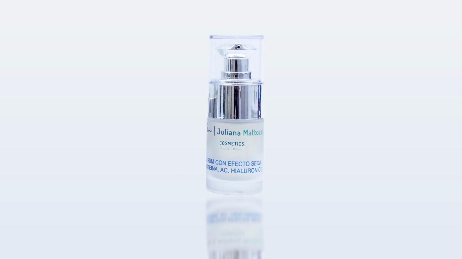 Sérum iluminador con efecto seda de la línea de cosméticos de la doctora Juliana Mattozzi. Sérum iluminador con efecto seda de la línea de cosméticos de la doctora Juliana Mattozzi.