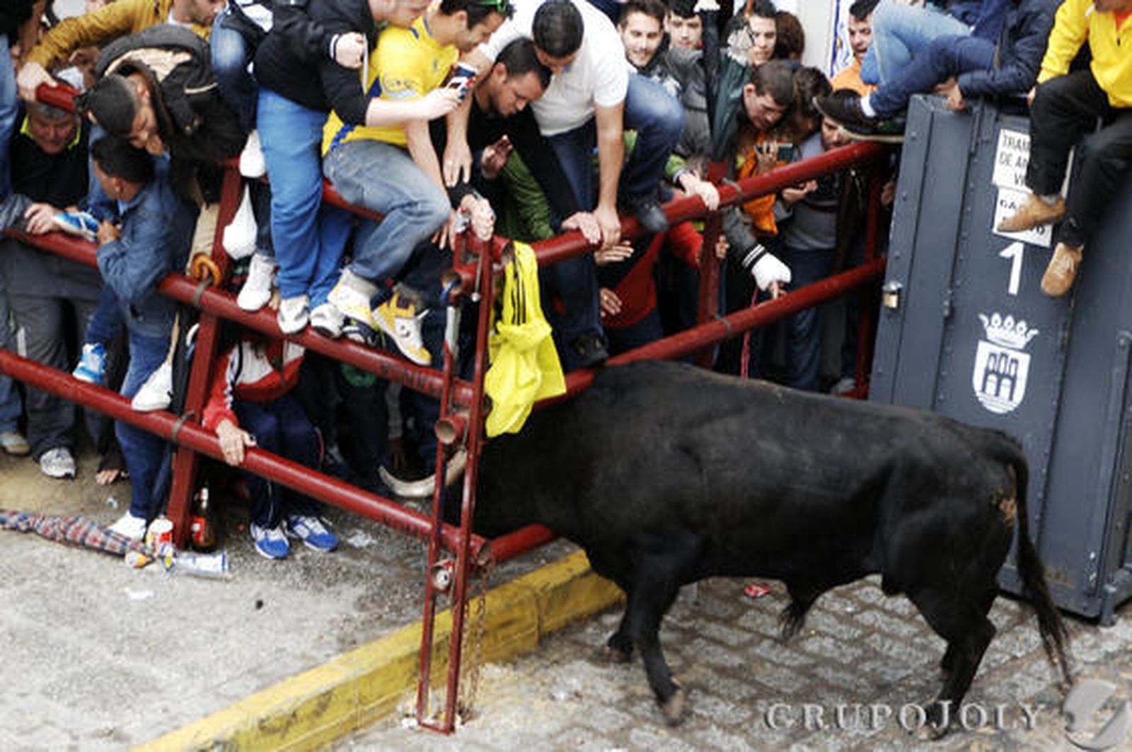Un hombre resultó herido grave por una fuerte cornada en el abdomen en Arcos. Vejer, Paterna o Benamahoma también vivieron su fiesta

Foto: Ramon Aguilar