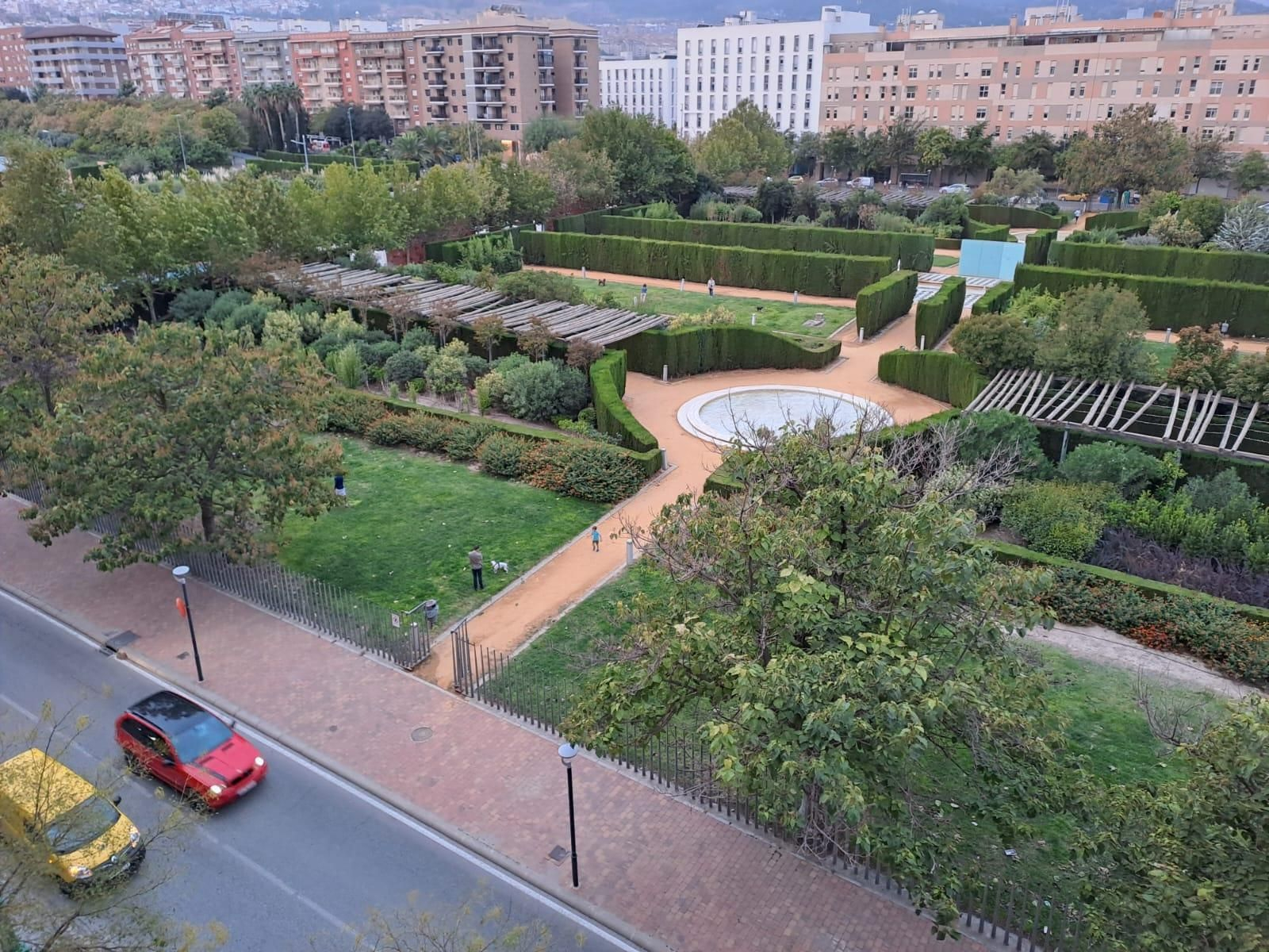 Imagen parcial del parque del Bulevar, con las puertas abiertas y público a las 19.30 horas.