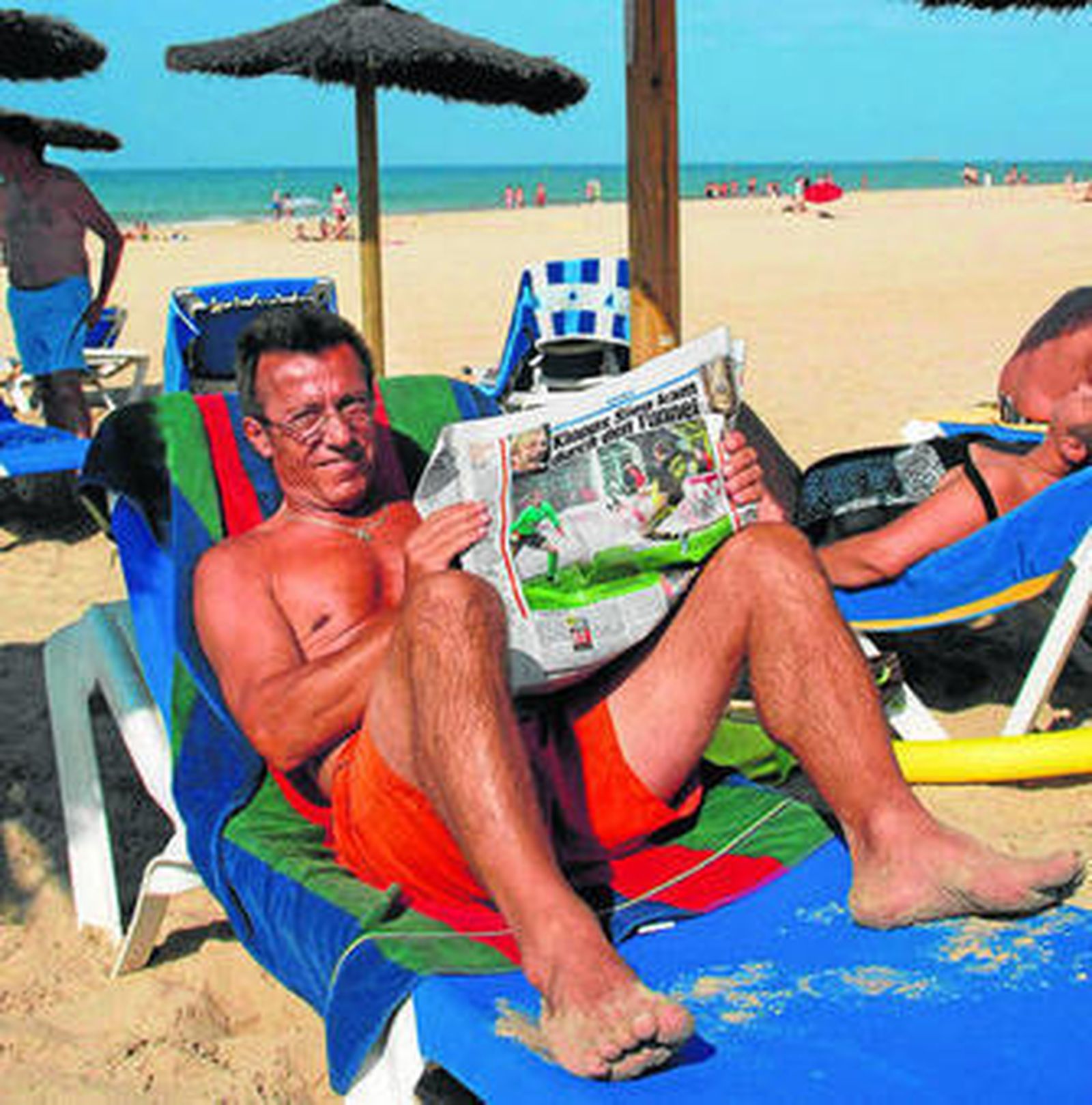Un turista alemán en una playa de Chiclana.
