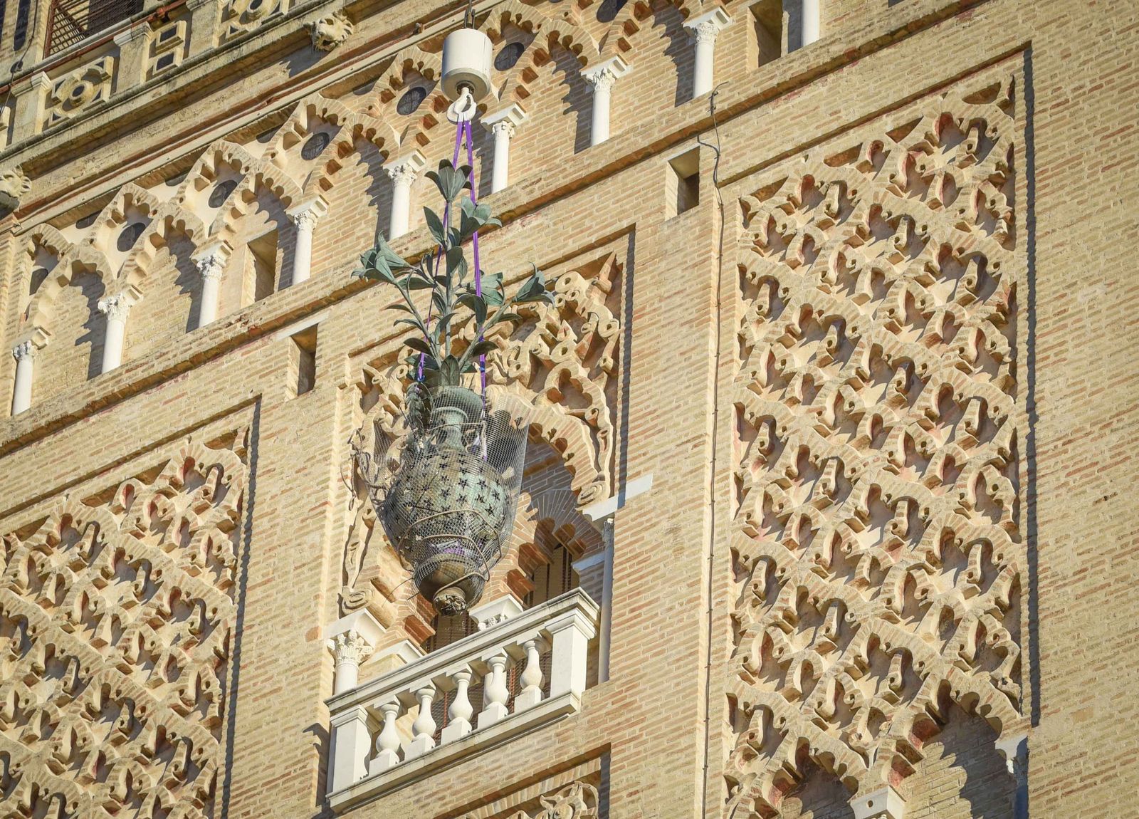 La retirada de las jarras de las azucenas de la Giralda, en imágenes