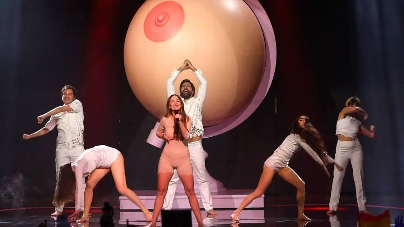 Rigoberta Bandini, con la teta de fondo que marcó su actuación en la semifinal del 'Benidorm Fest'.