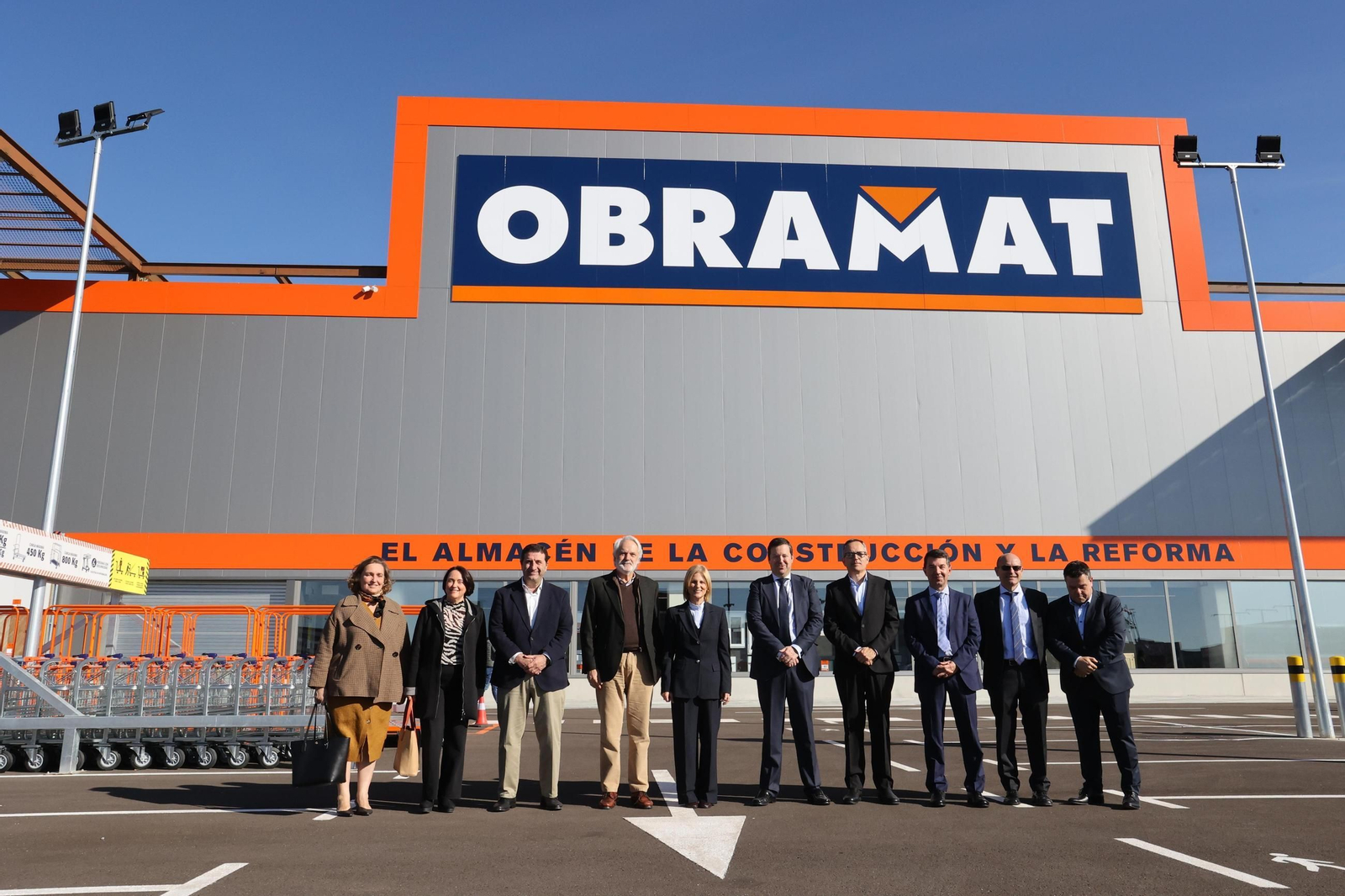 La alcaldesa de Jerez, María José García-Pelayo, y Dimas Fernández, director de Obramat en Jerez, junto al resto de autoridades en la nueva tienda del parque comercial de Luz Shopping