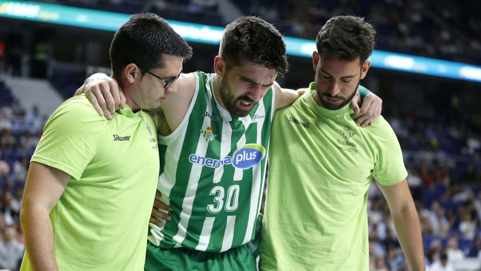 Franch es ayudado a salir de la pista por dos asistentes.