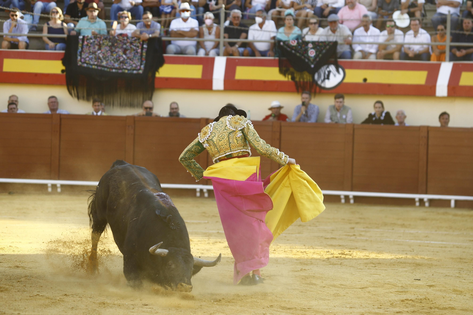 Imágenes de la corrida de toros de la Feria de Vera, con Morante de la Puebla, Emilio de Justo y Pablo Aguado