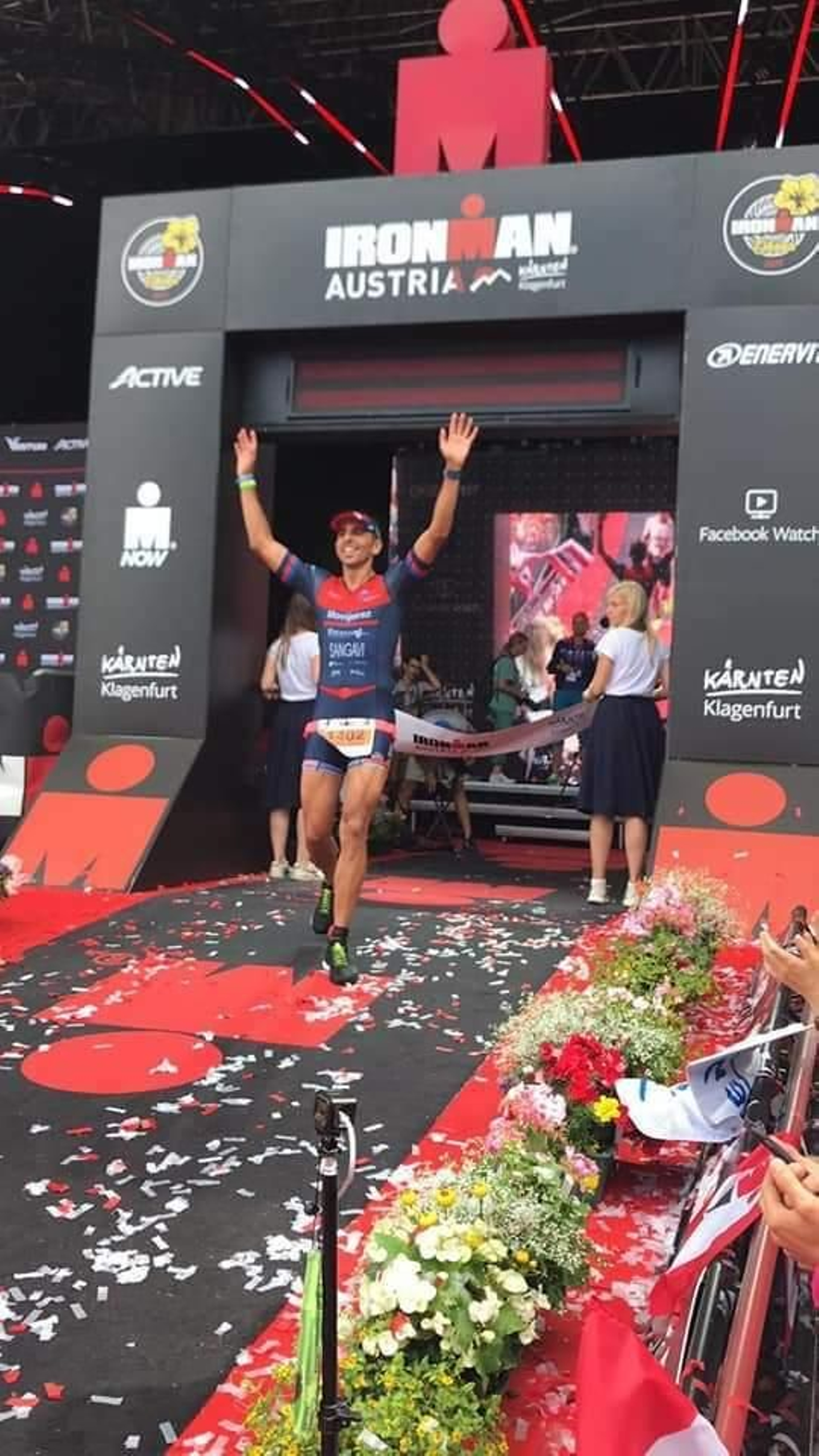 Gavilán, entrando en la meta del Ironman de Austria.